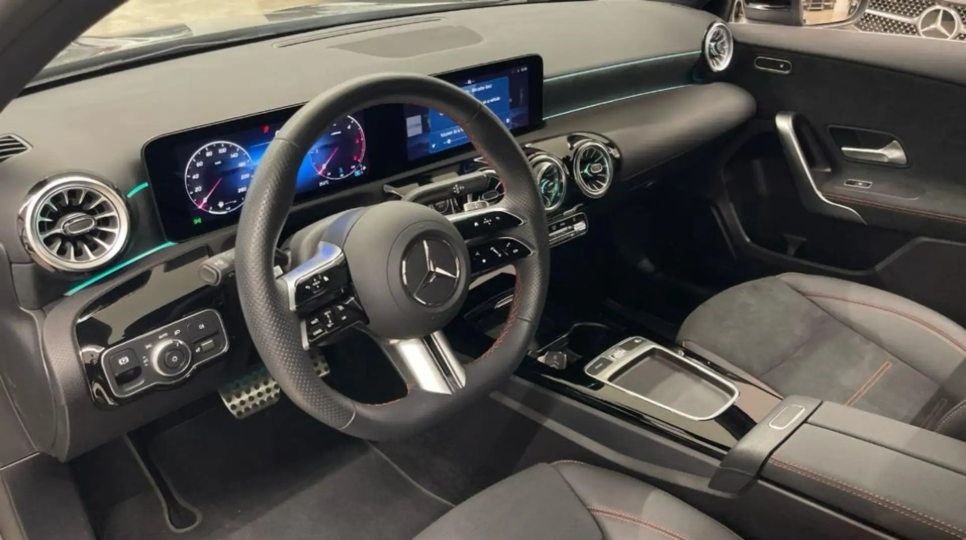 Mercedes-Benz A 180 d Automatic Premium Schwarz - 2