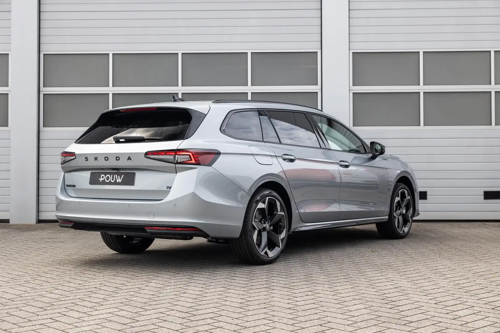 Skoda Superb Combi 1.5 TSI 204pk DSG PHEV Sportline Business | Zilver - 2