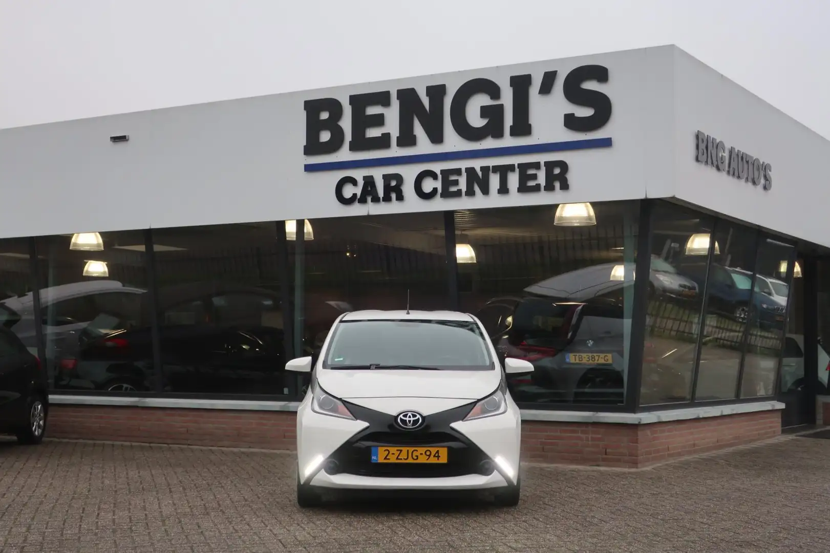 Toyota Aygo 1.0 VVT-i x-play LED_NAVI_CRUIS_CAM_CARPLAY. Blanc - 2