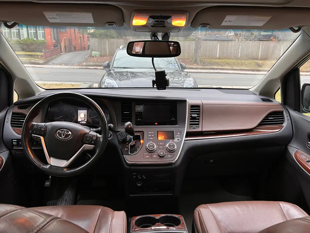 Toyota Sienna снимка Toyota Sienna