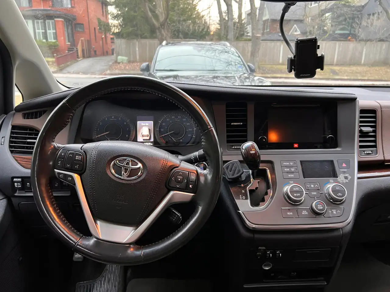 Toyota Sienna снимка Toyota Sienna