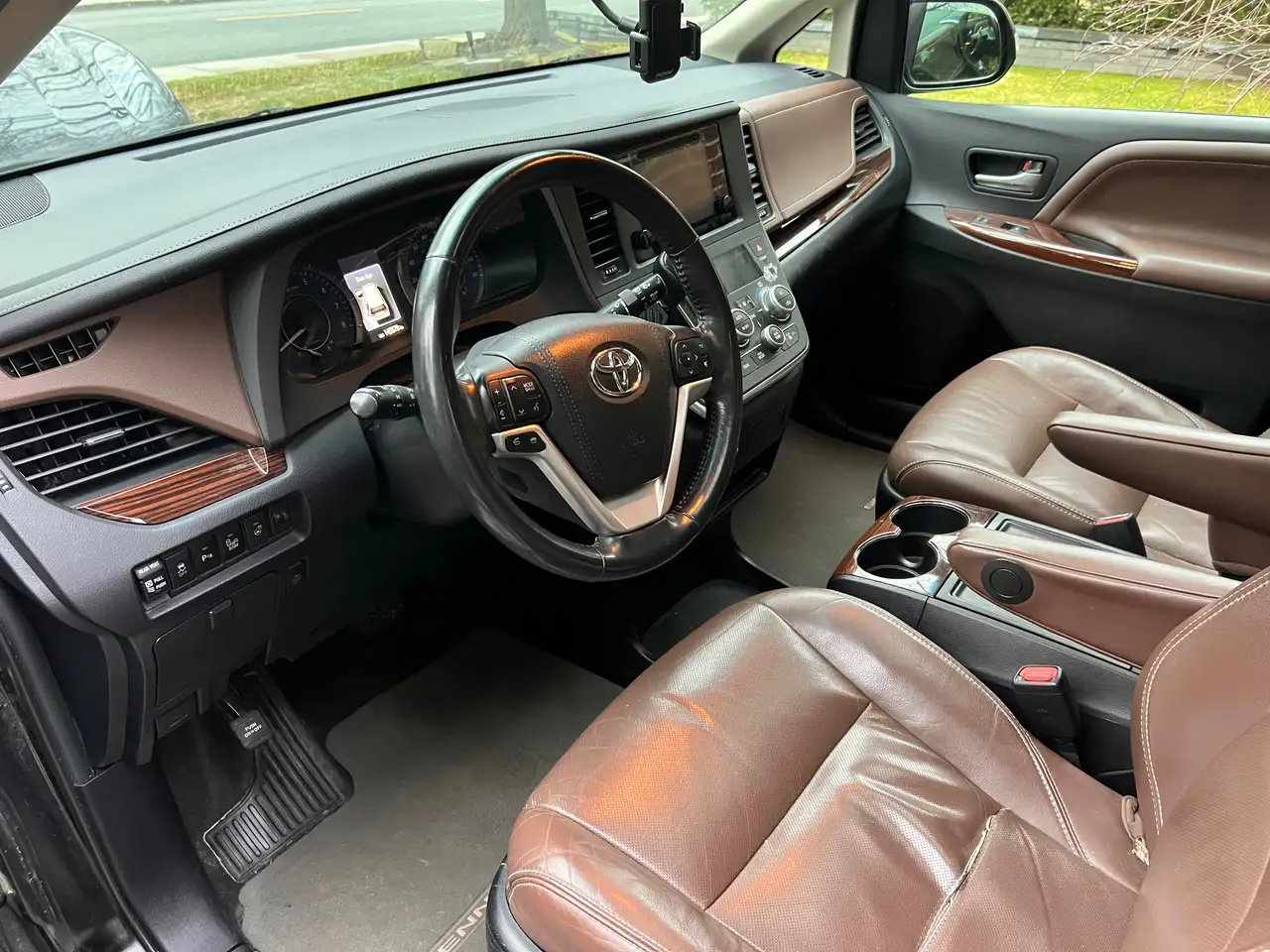 Toyota Sienna снимка Toyota Sienna
