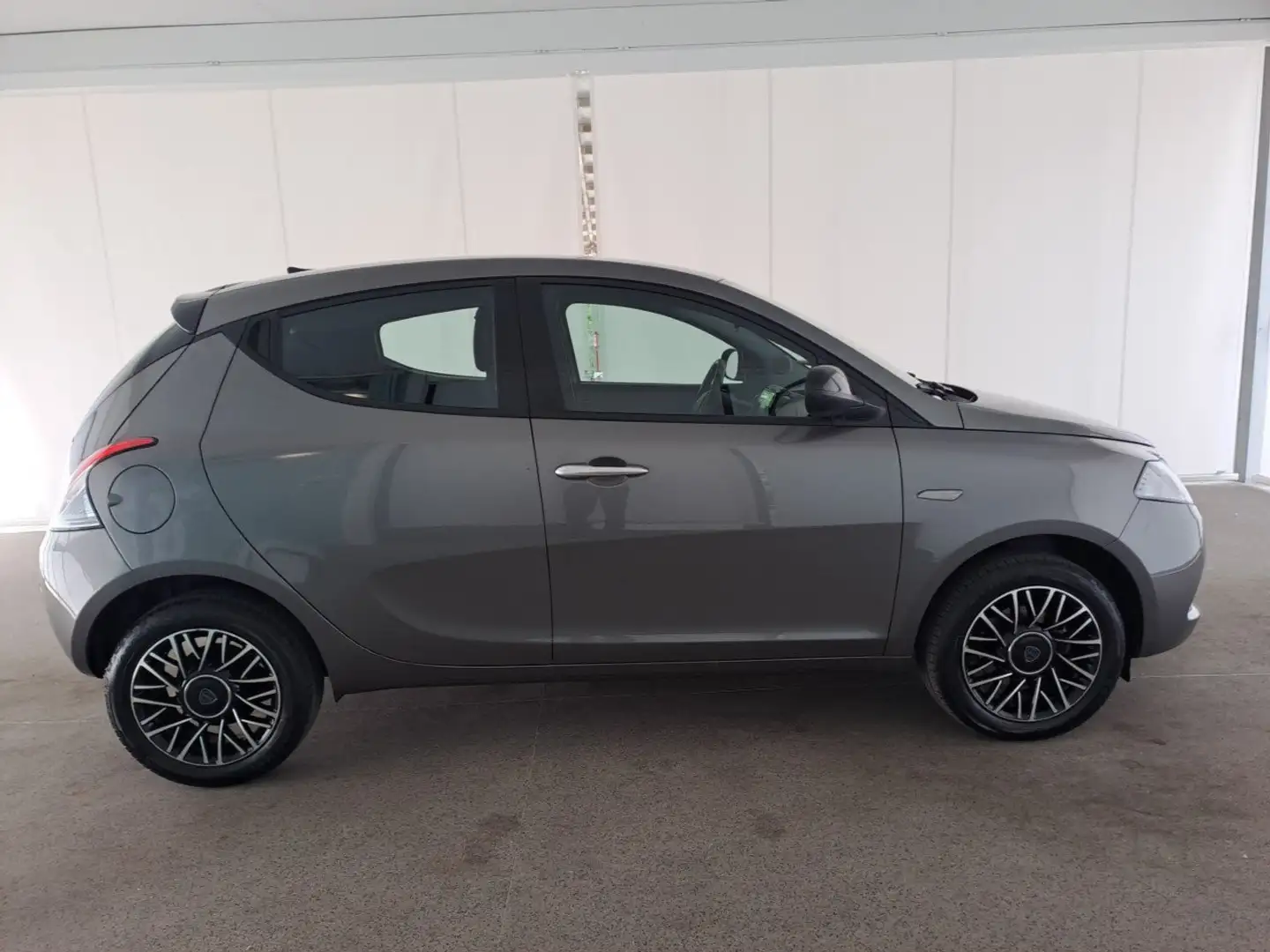 Lancia Ypsilon 1.0 FireFly 70cv Hybrid Platino Grigio - 2