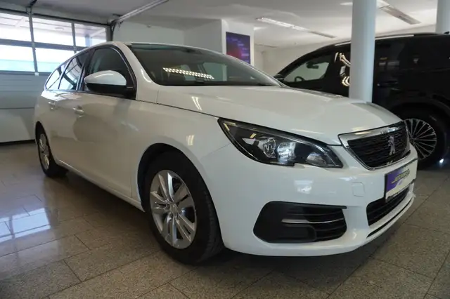 Peugeot 308 SW view 3