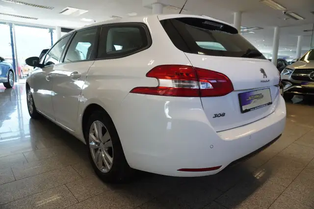 Peugeot 308 SW view 4