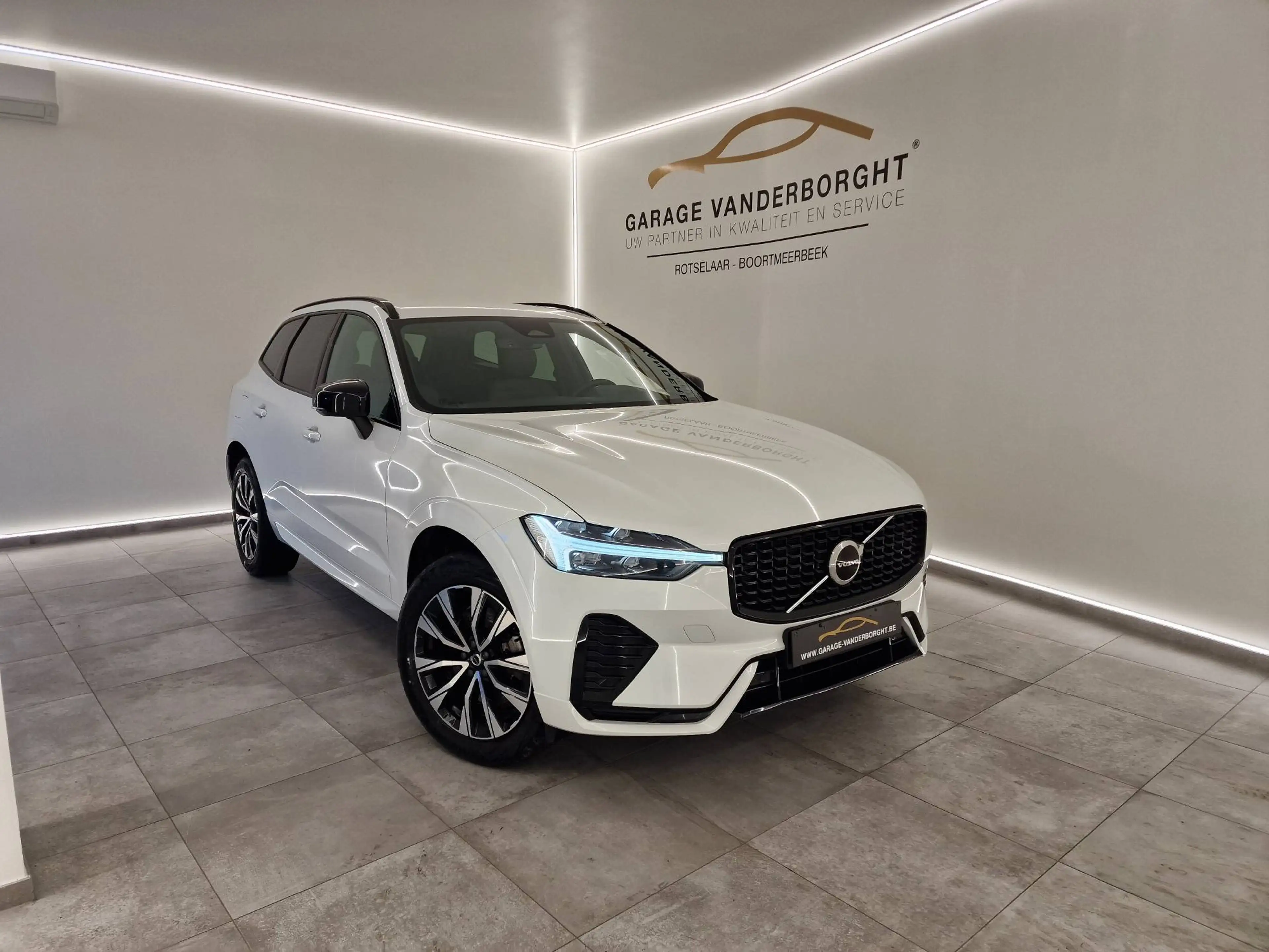 Volvo XC60 PLUS DARK B4 HYBRID BENZINE 33000KM!!!!