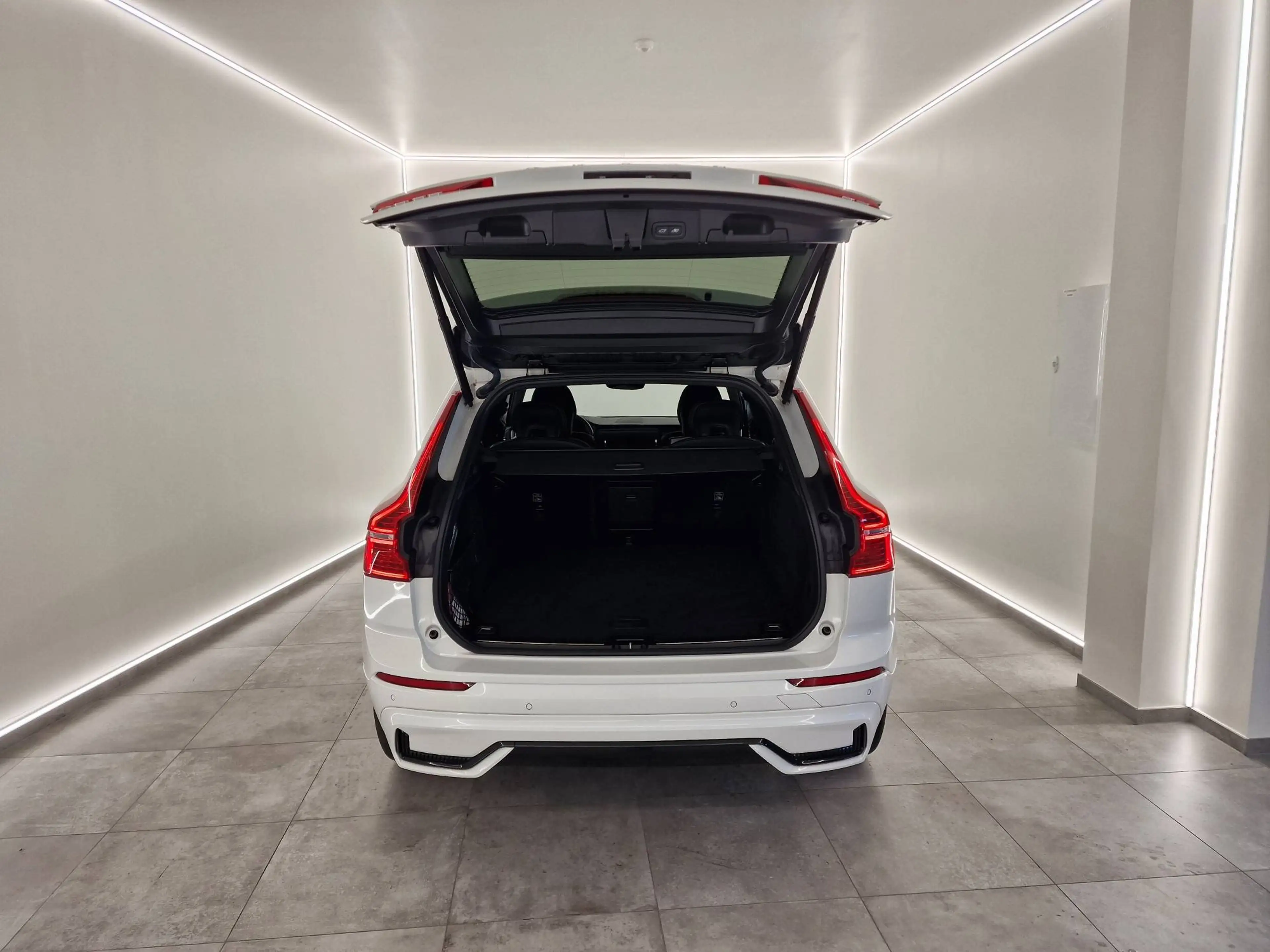 Volvo XC60 PLUS DARK B4 HYBRID BENZINE 33000KM!!!! — photo 4