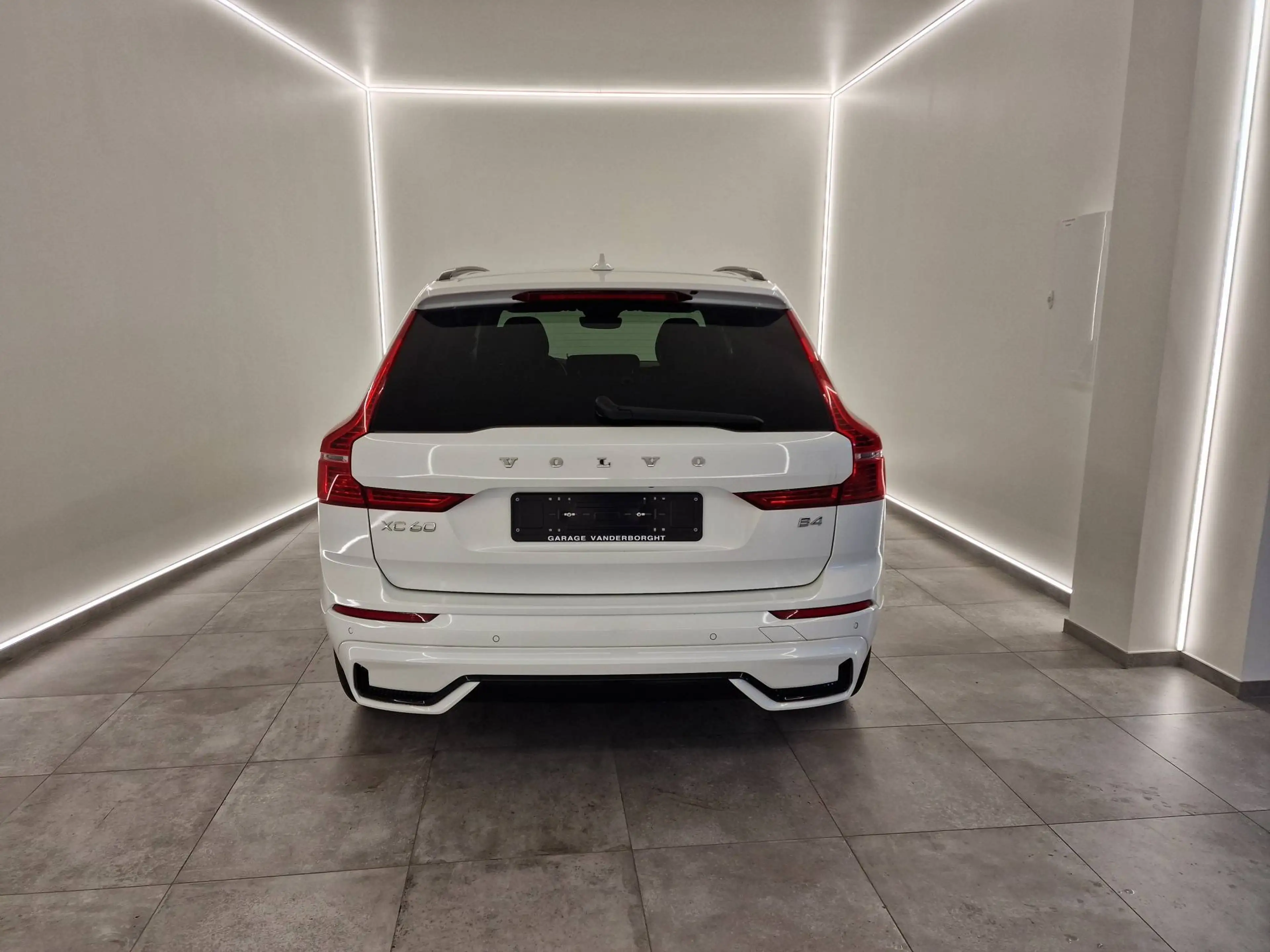 Volvo XC60 PLUS DARK B4 HYBRID BENZINE 33000KM!!!! — photo 3