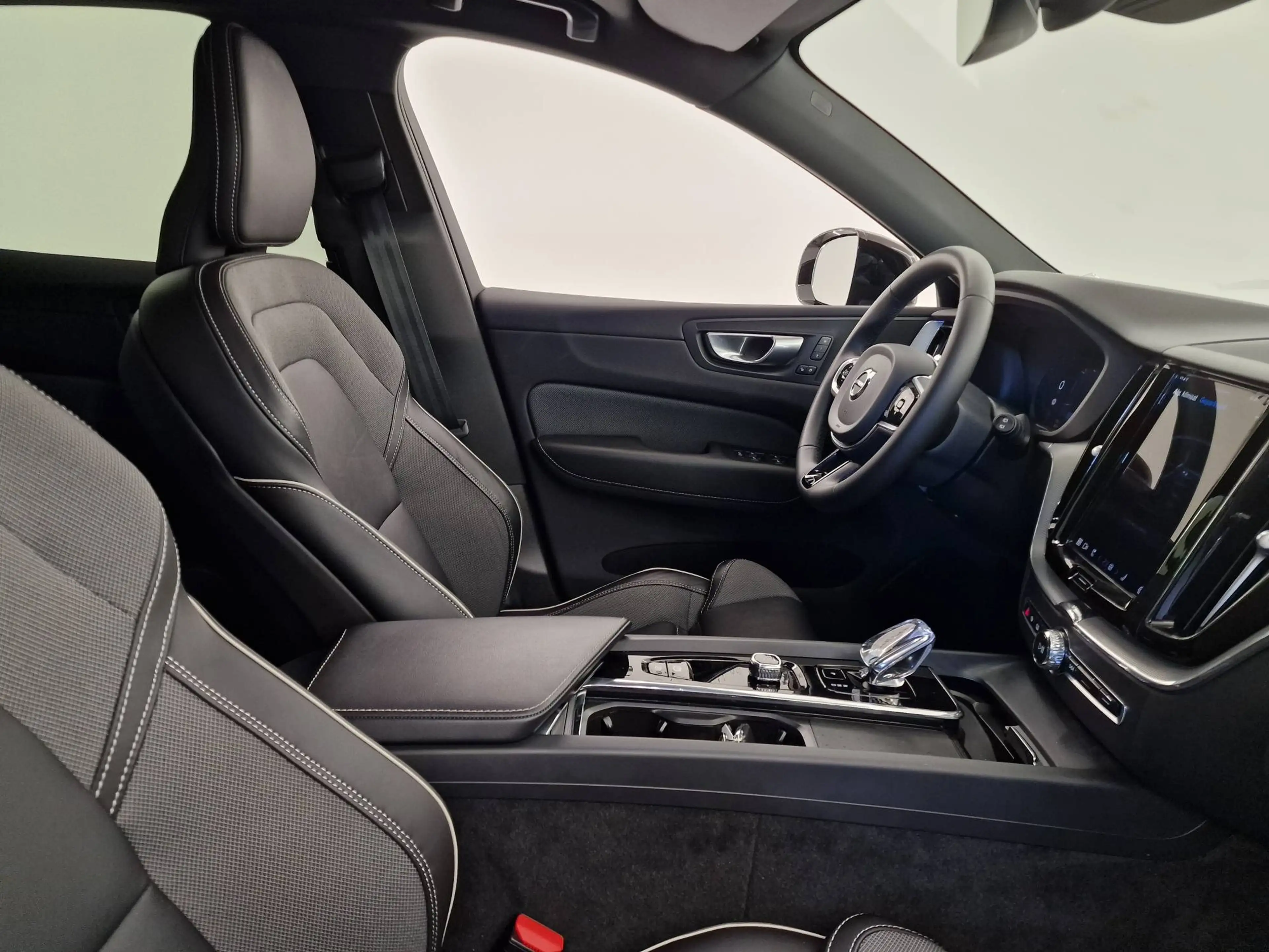 Volvo XC60 PLUS DARK B4 HYBRID BENZINE 33000KM!!!! — photo 6