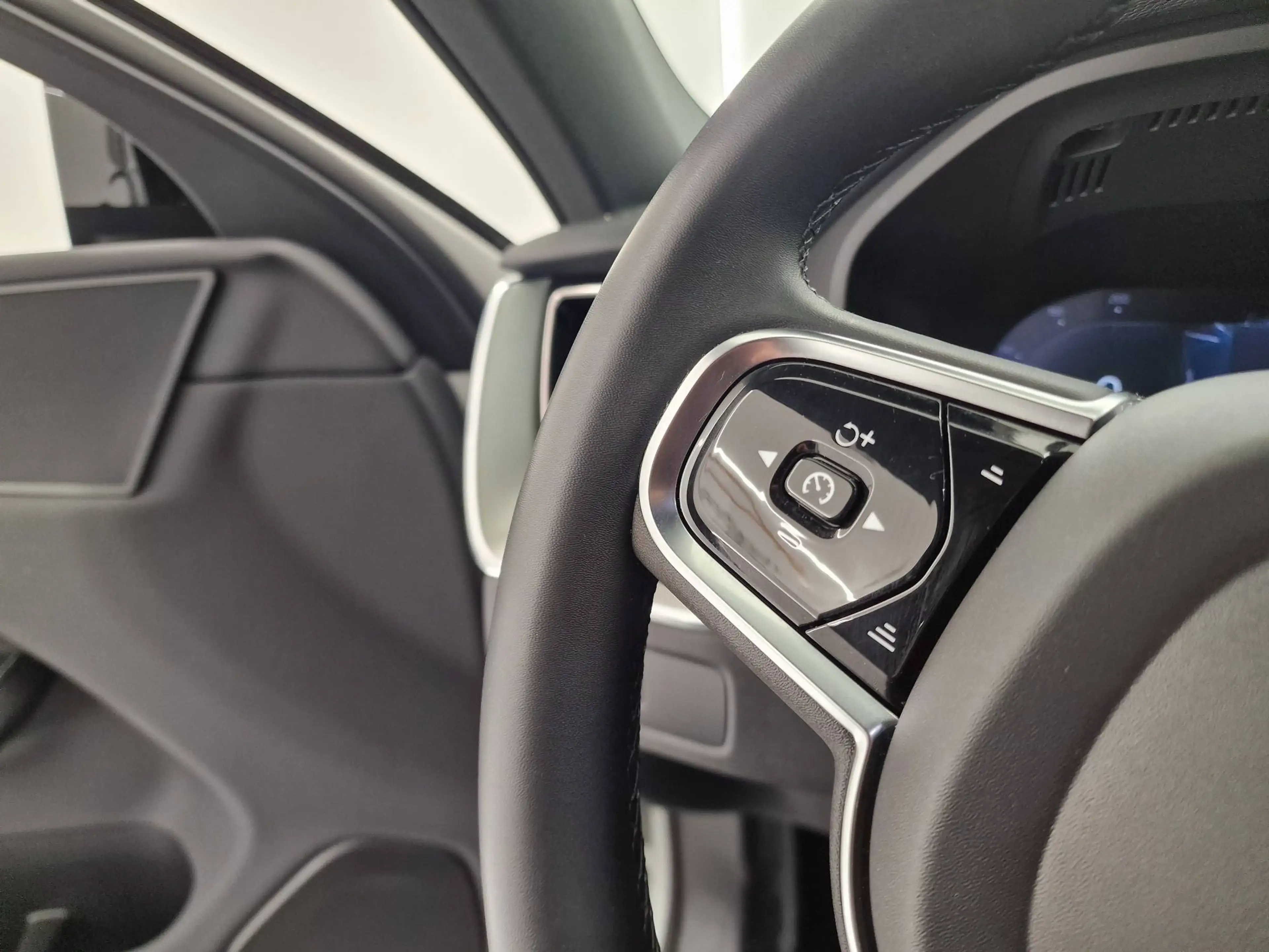Volvo XC60 PLUS DARK B4 HYBRID BENZINE 33000KM!!!! — photo 11