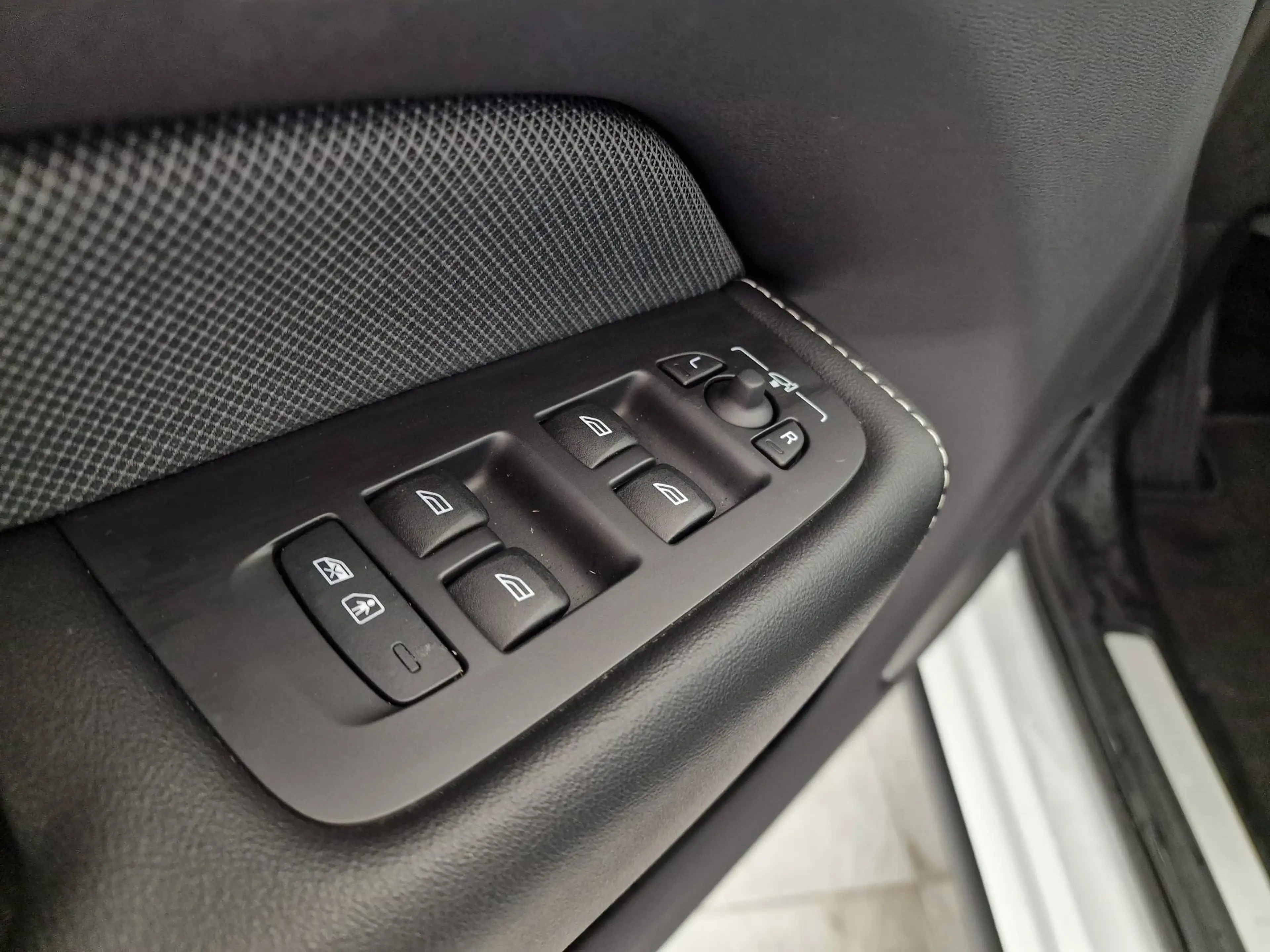 Volvo XC60 PLUS DARK B4 HYBRID BENZINE 33000KM!!!! — photo 9