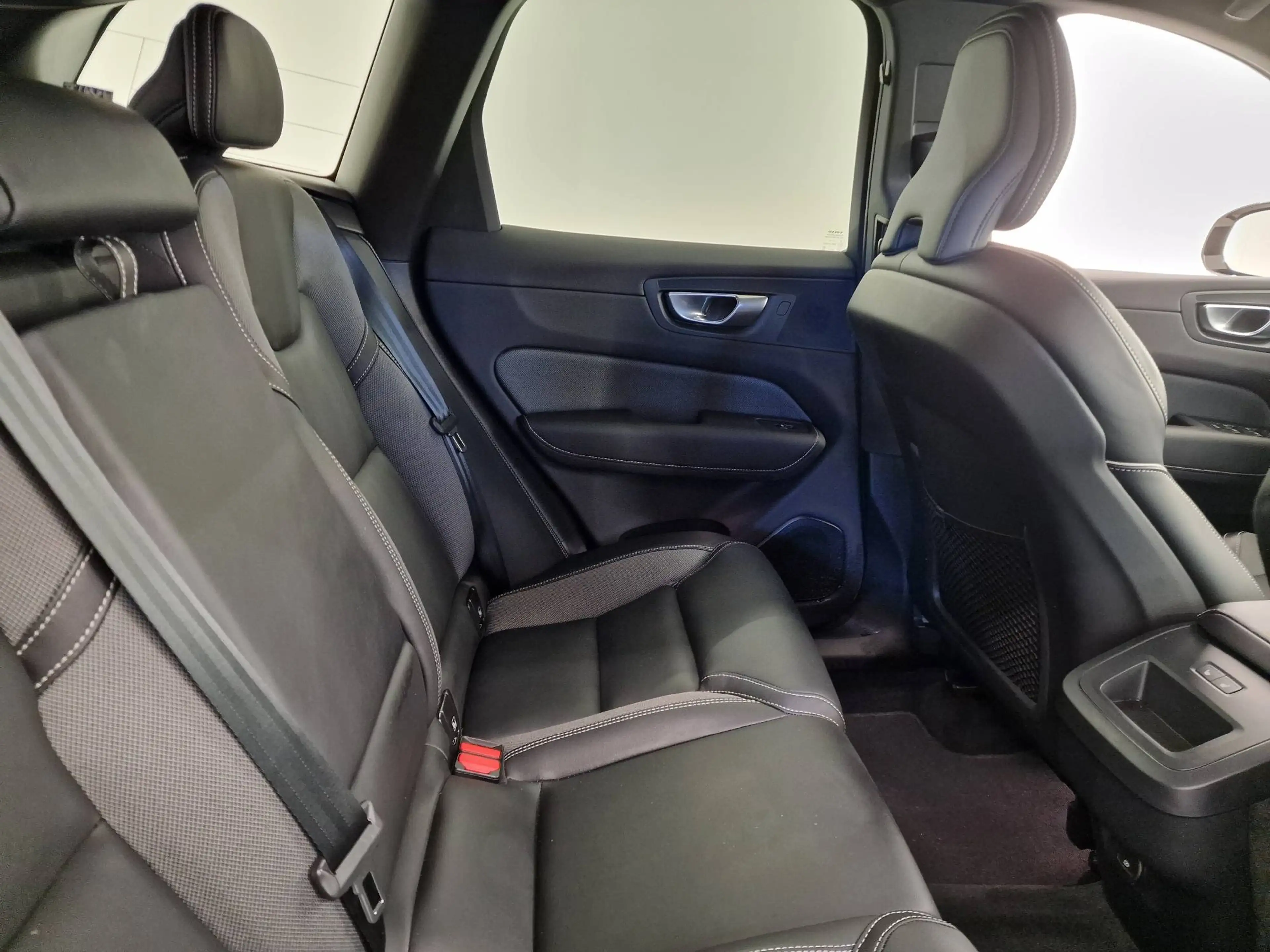 Volvo XC60 PLUS DARK B4 HYBRID BENZINE 33000KM!!!! — photo 7