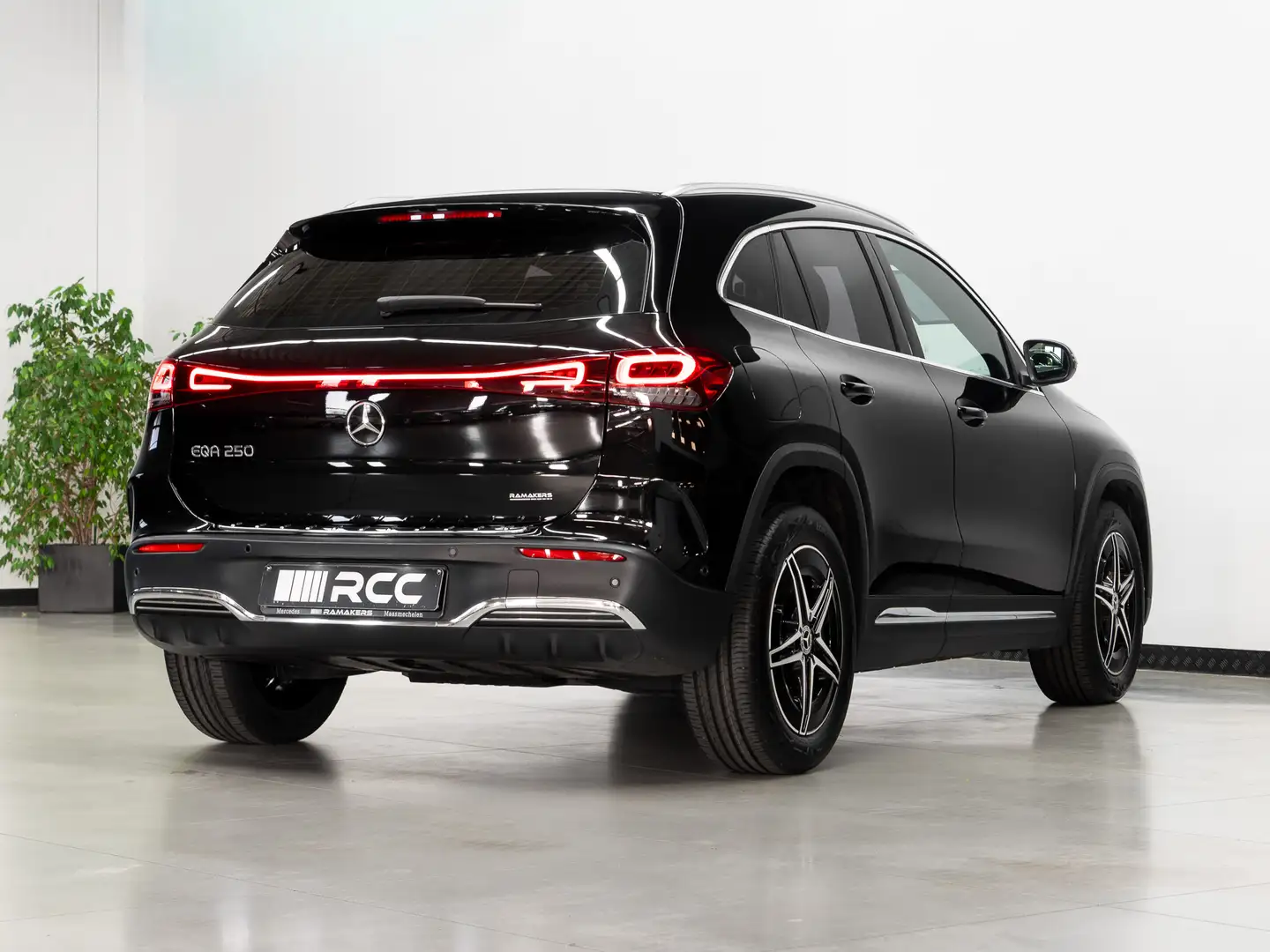 Mercedes-Benz EQA 250 AMG Line Sfeerlicht Dodehoek Carplay Camera Schwarz - 2