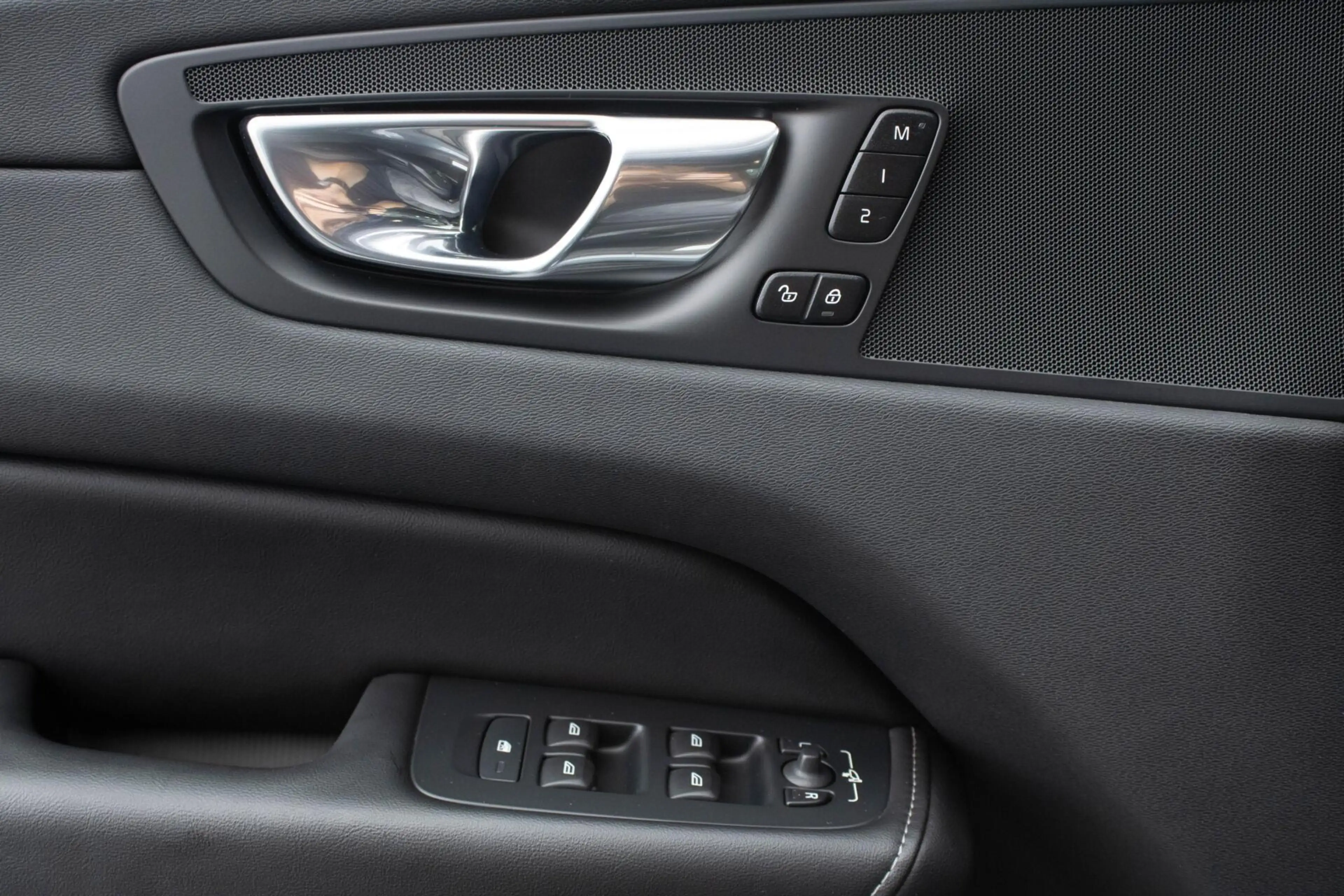 Volvo XC60 2.0 T6 PHEV AWD Ultimate Dark Long Range|Maxton Bo — photo 24