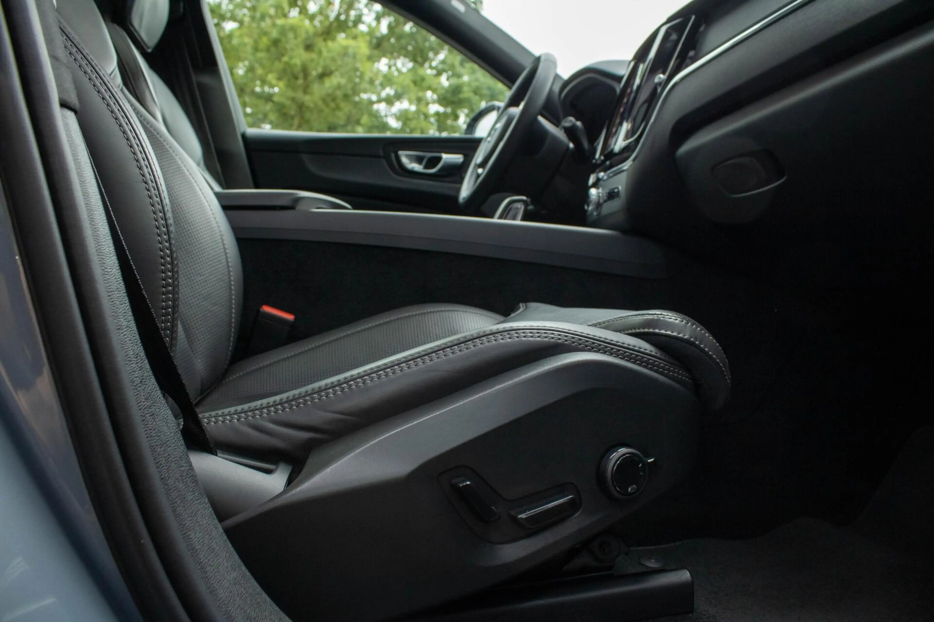 Volvo XC60 2.0 T6 PHEV AWD Ultimate Dark Long Range|Maxton Bo — photo 42