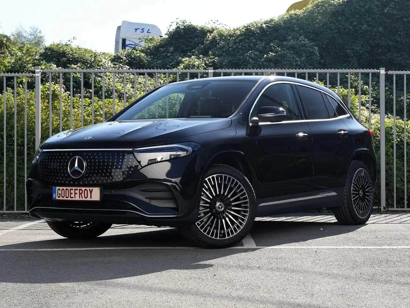 Mercedes-Benz EQA 300 4MATIC Distronic / Burmester / HUD / Memory / 360° Negro - 2