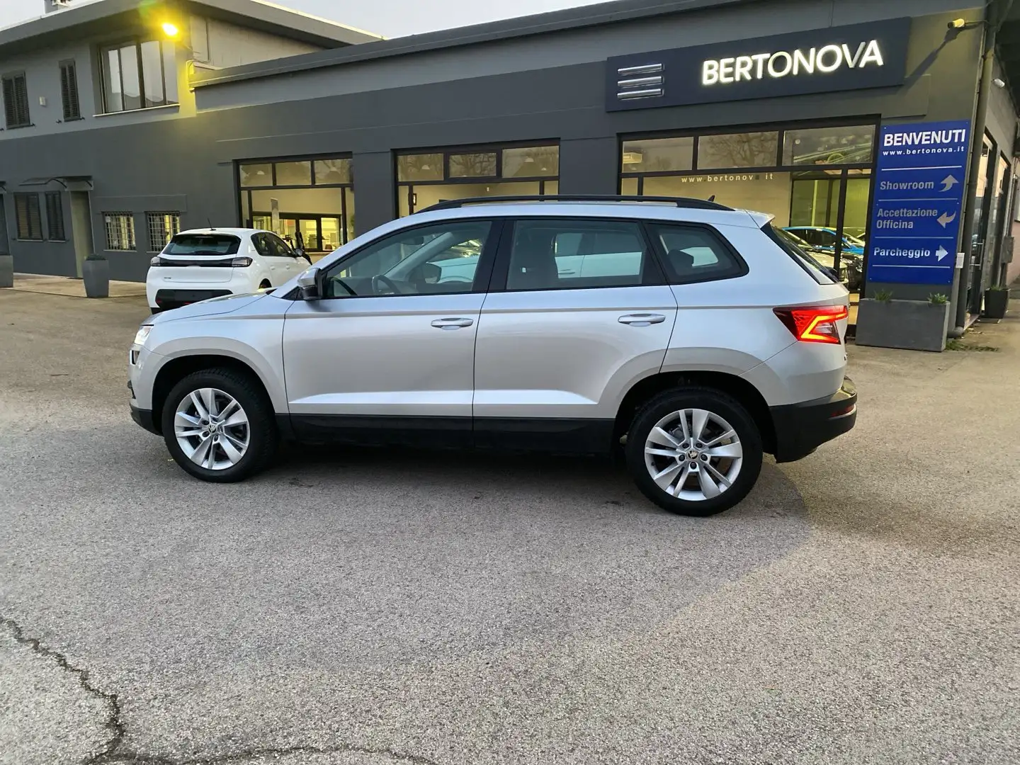 Skoda Karoq 1.6 TDI SCR DSG Executive Grau - 2