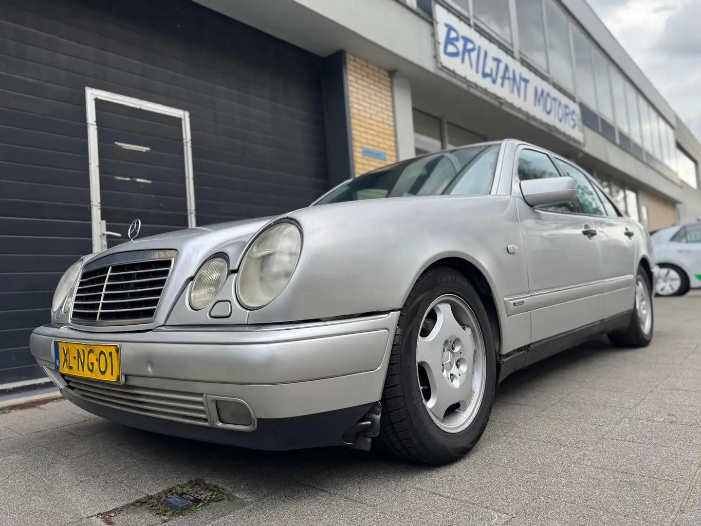 Mercedes-Benz E 240 Avantgarde Grau - 2