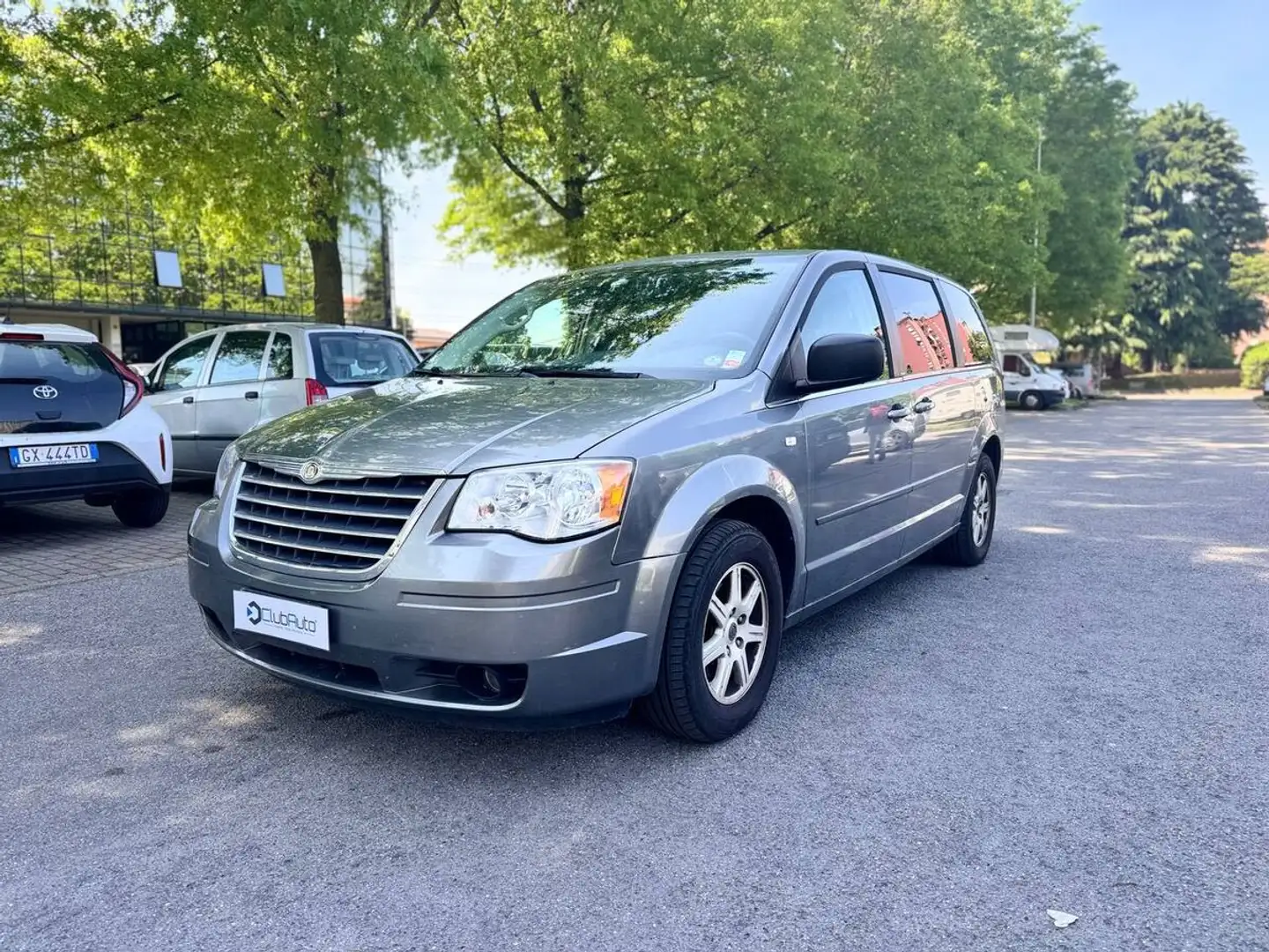 Chrysler Grand Voyager 2.8 crd Limited auto dpf Šedá - 1