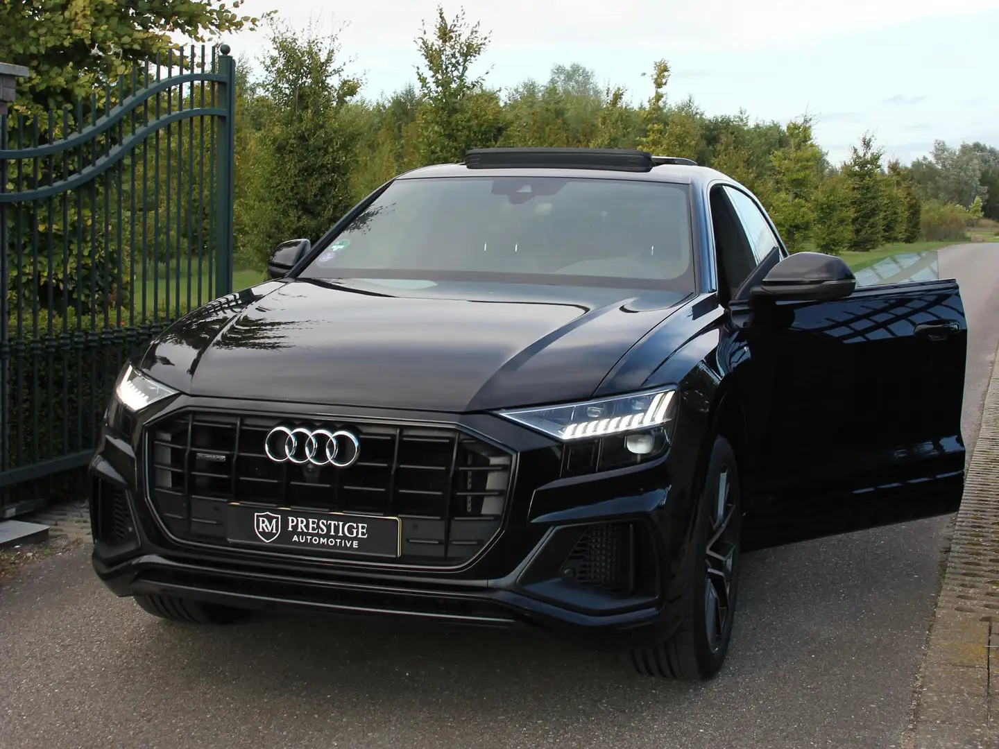 Audi Q8 60 TFSI e Quattro S line Zwart - 1