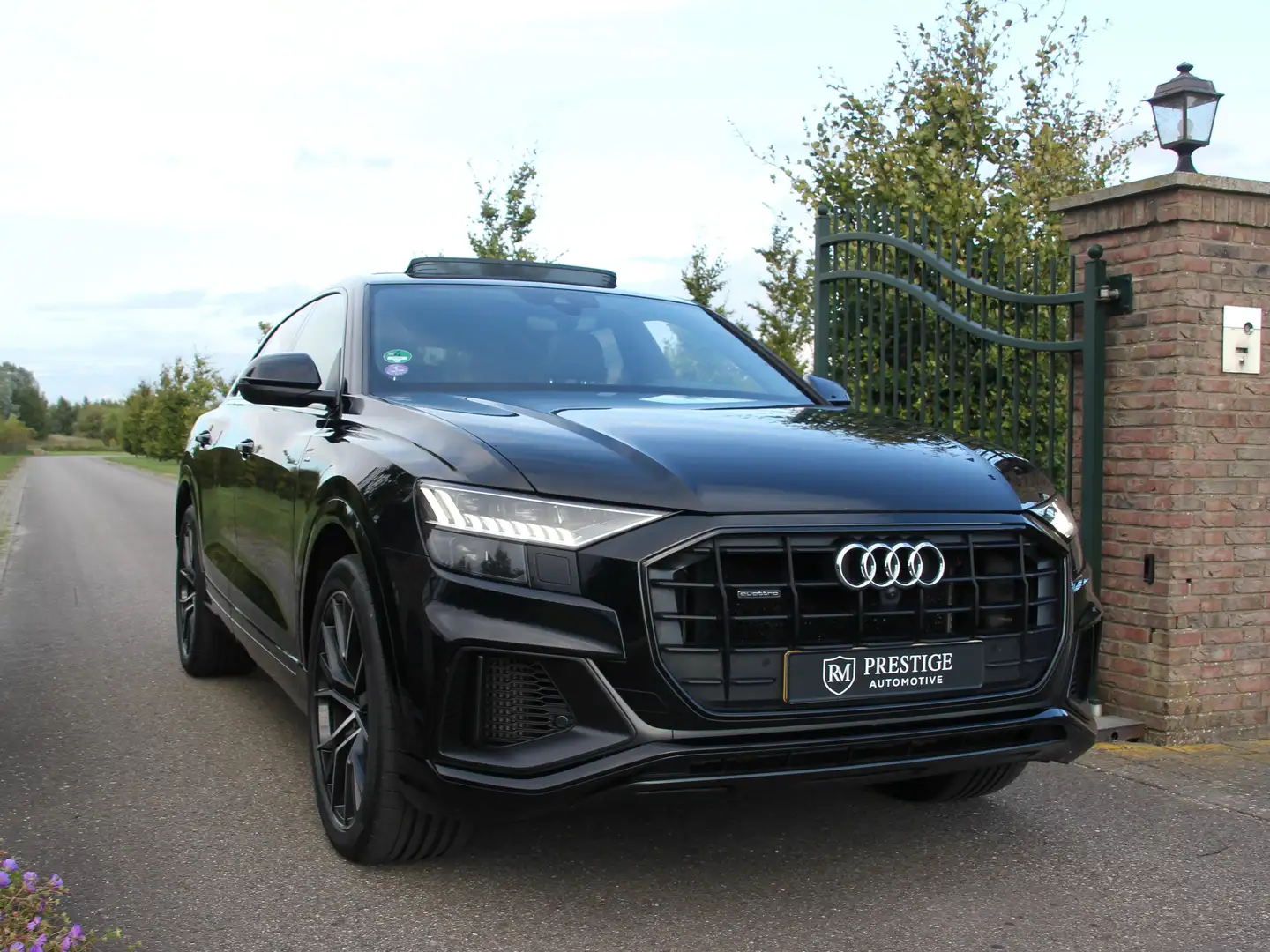 Audi Q8 60 TFSI e Quattro S line Zwart - 2