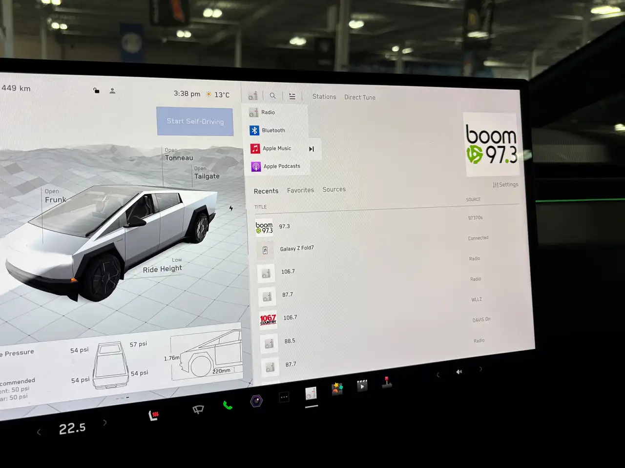Tesla Cybertruck снимка Tesla Cybertruck