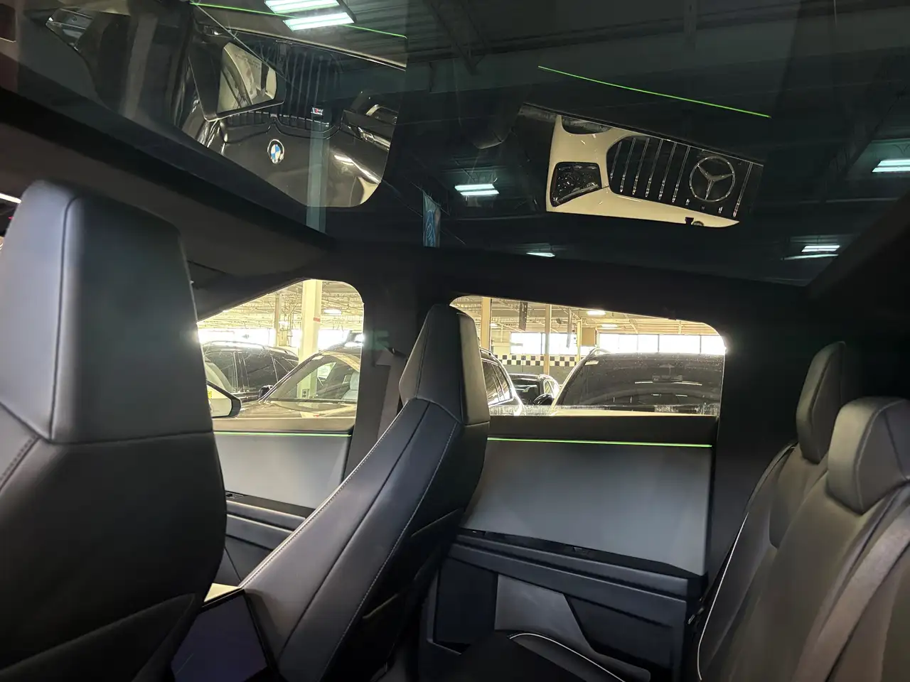 Tesla Cybertruck снимка Tesla Cybertruck