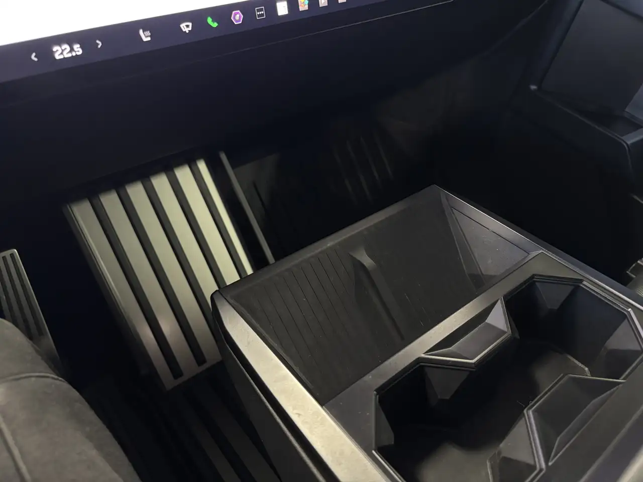 Tesla Cybertruck снимка Tesla Cybertruck