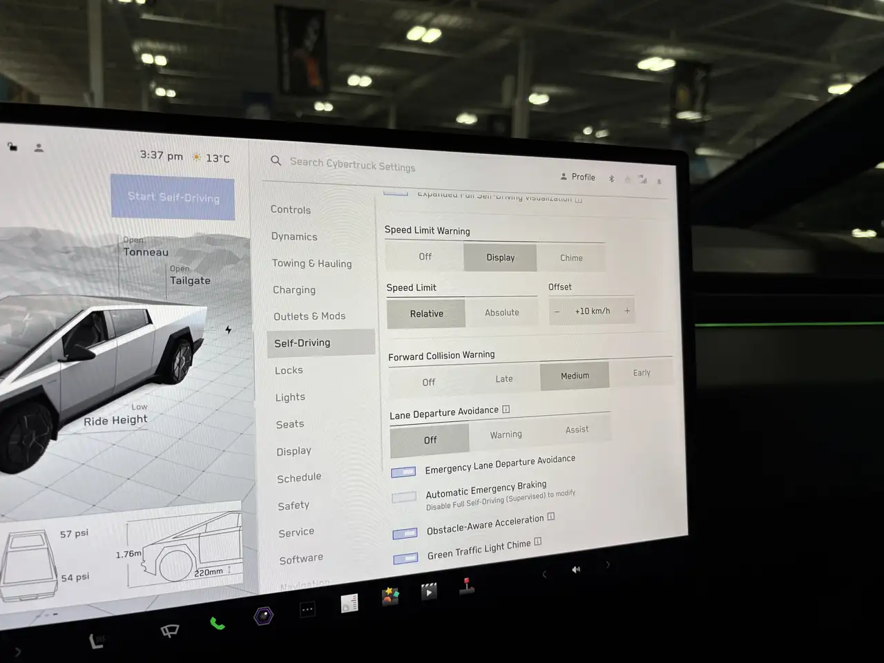 Tesla Cybertruck снимка Tesla Cybertruck
