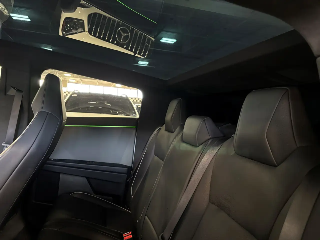 Tesla Cybertruck снимка Tesla Cybertruck