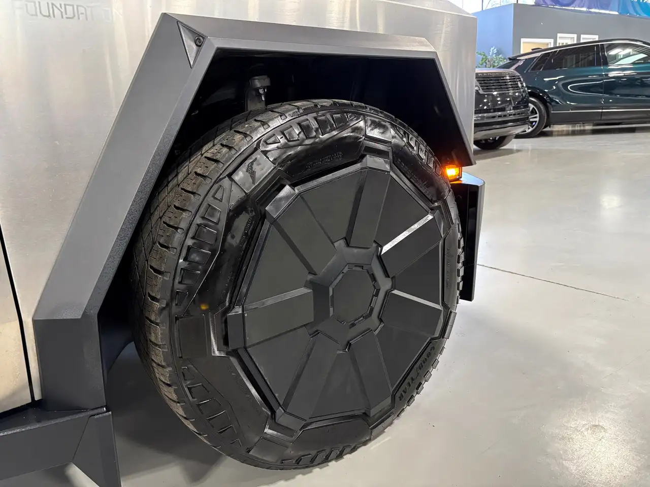 Tesla Cybertruck снимка Tesla Cybertruck