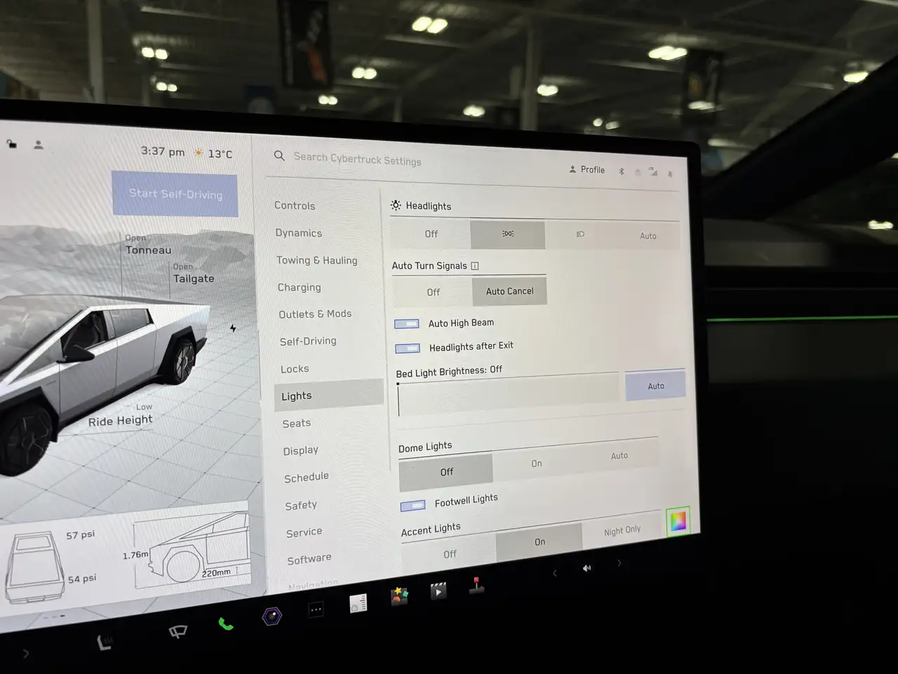 Tesla Cybertruck снимка Tesla Cybertruck