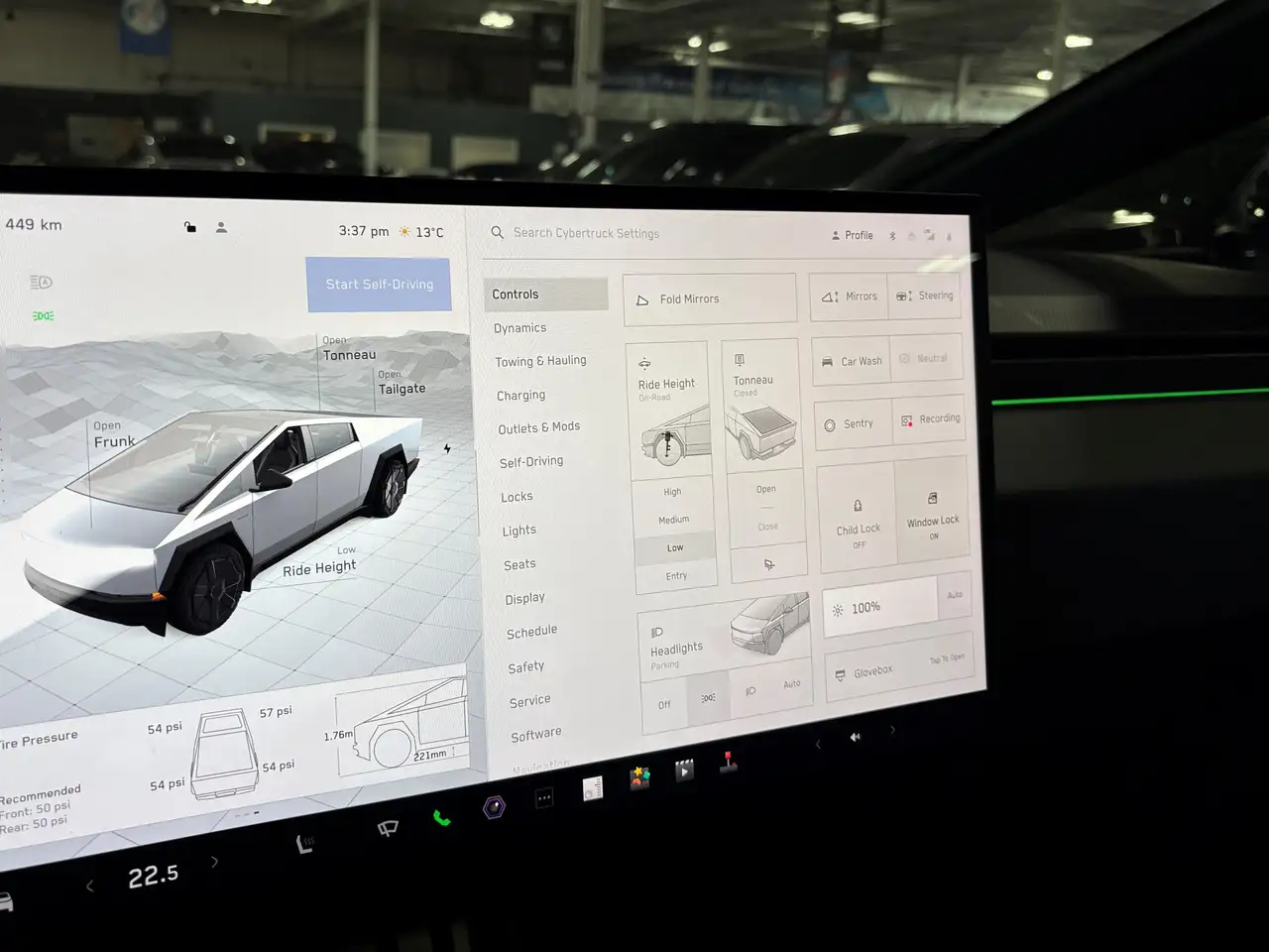 Tesla Cybertruck снимка Tesla Cybertruck