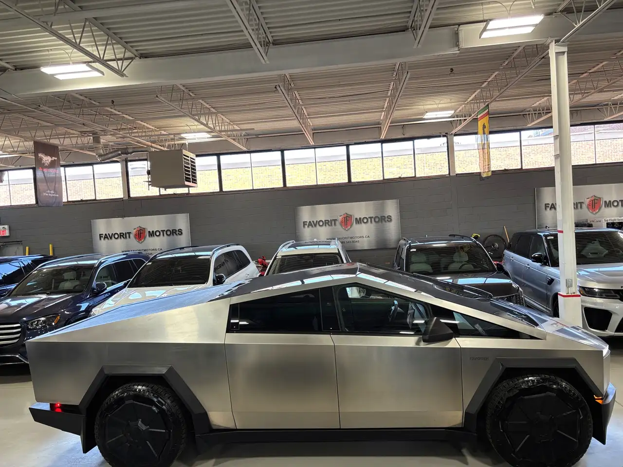 Tesla Cybertruck снимка Tesla Cybertruck