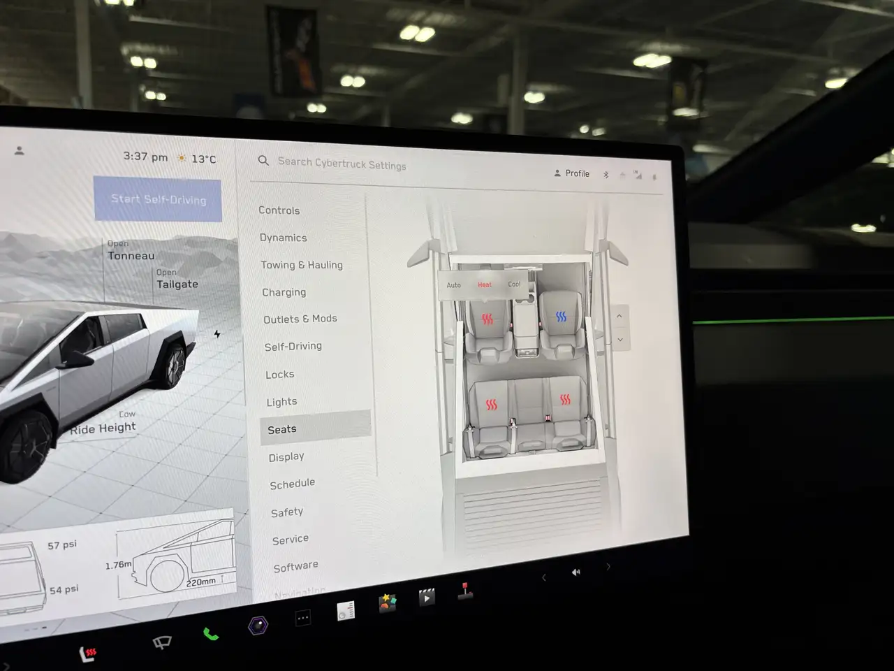 Tesla Cybertruck снимка Tesla Cybertruck