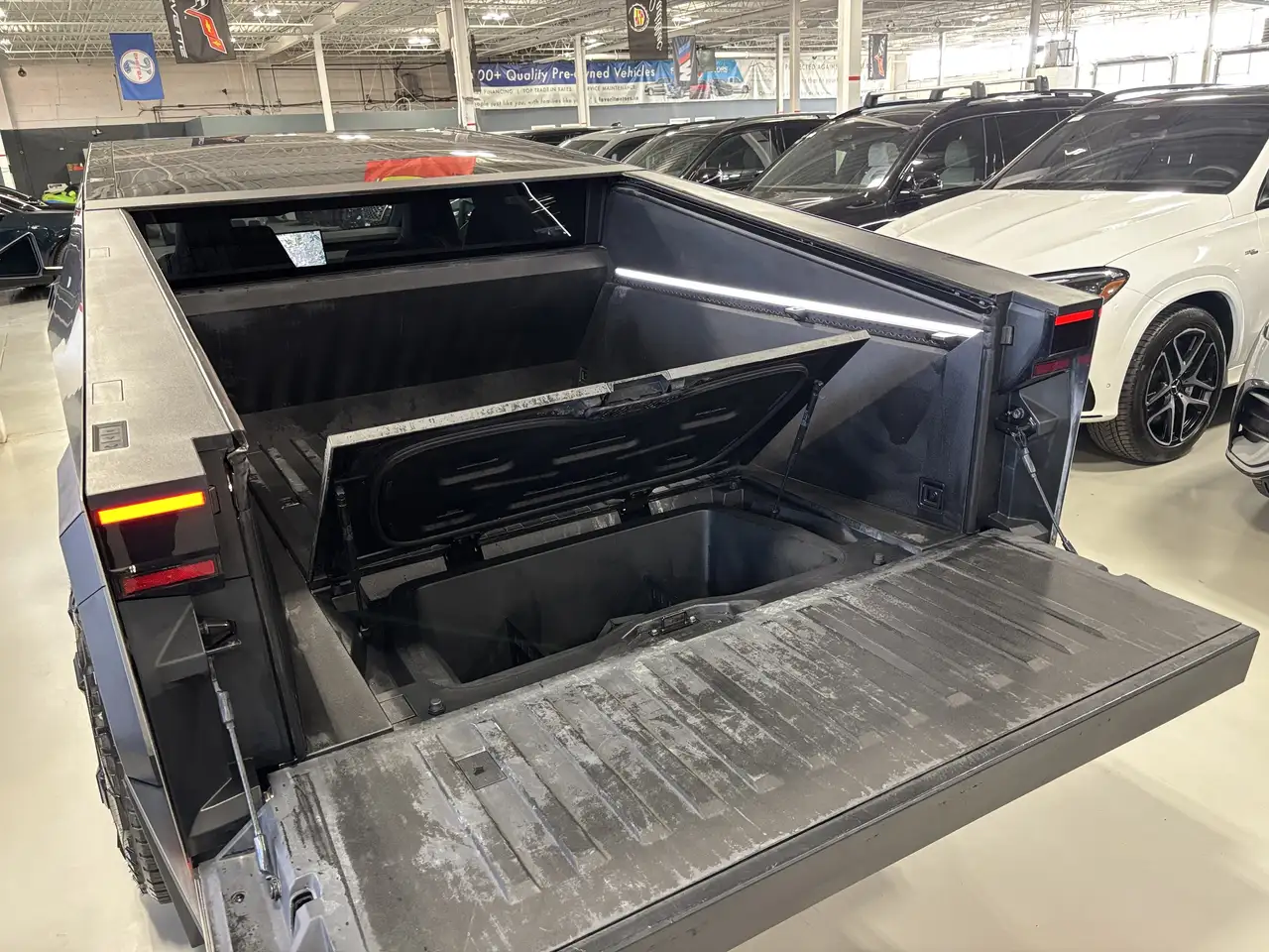 Tesla Cybertruck снимка Tesla Cybertruck