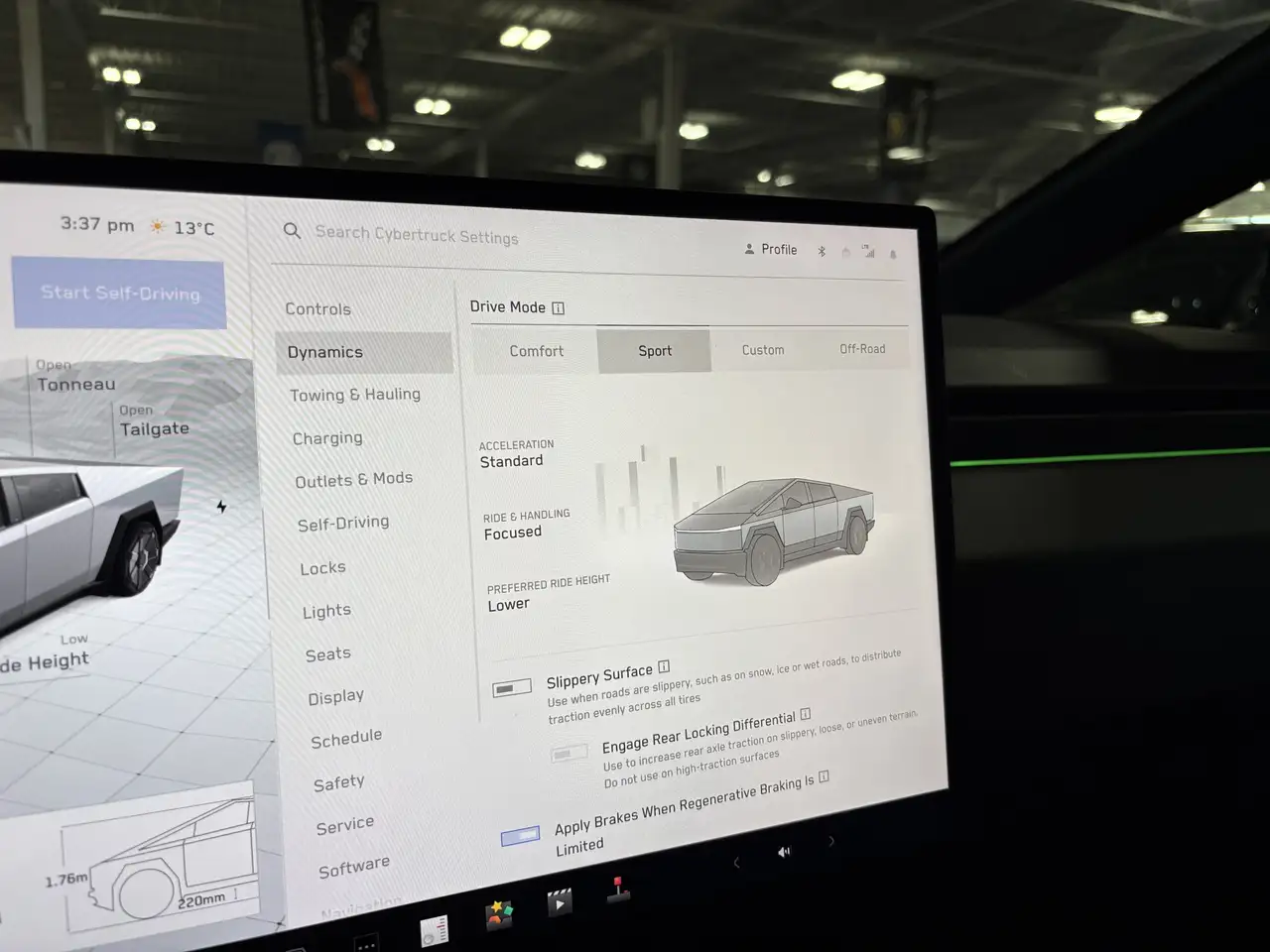 Tesla Cybertruck снимка Tesla Cybertruck