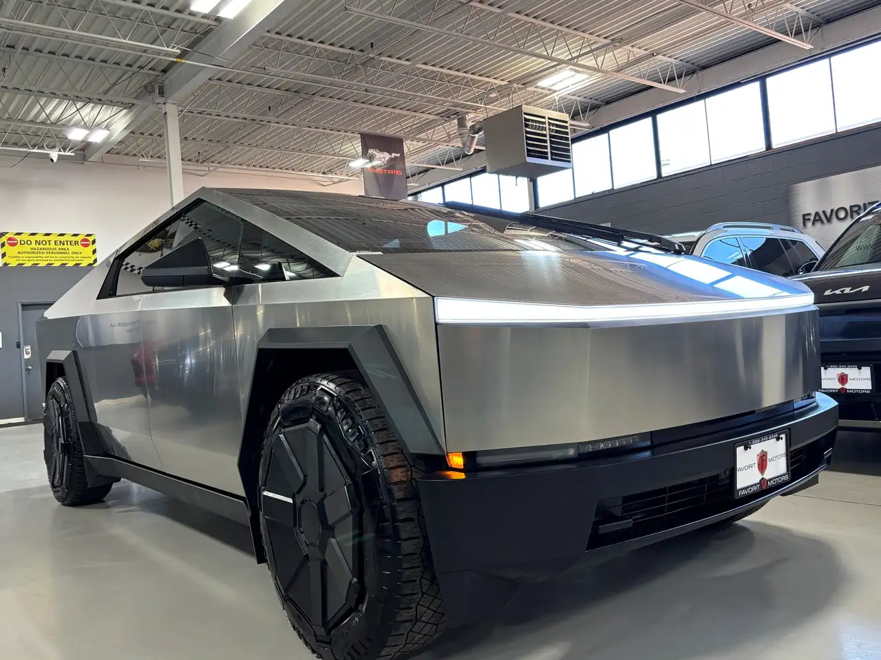 Tesla Cybertruck снимка Tesla Cybertruck