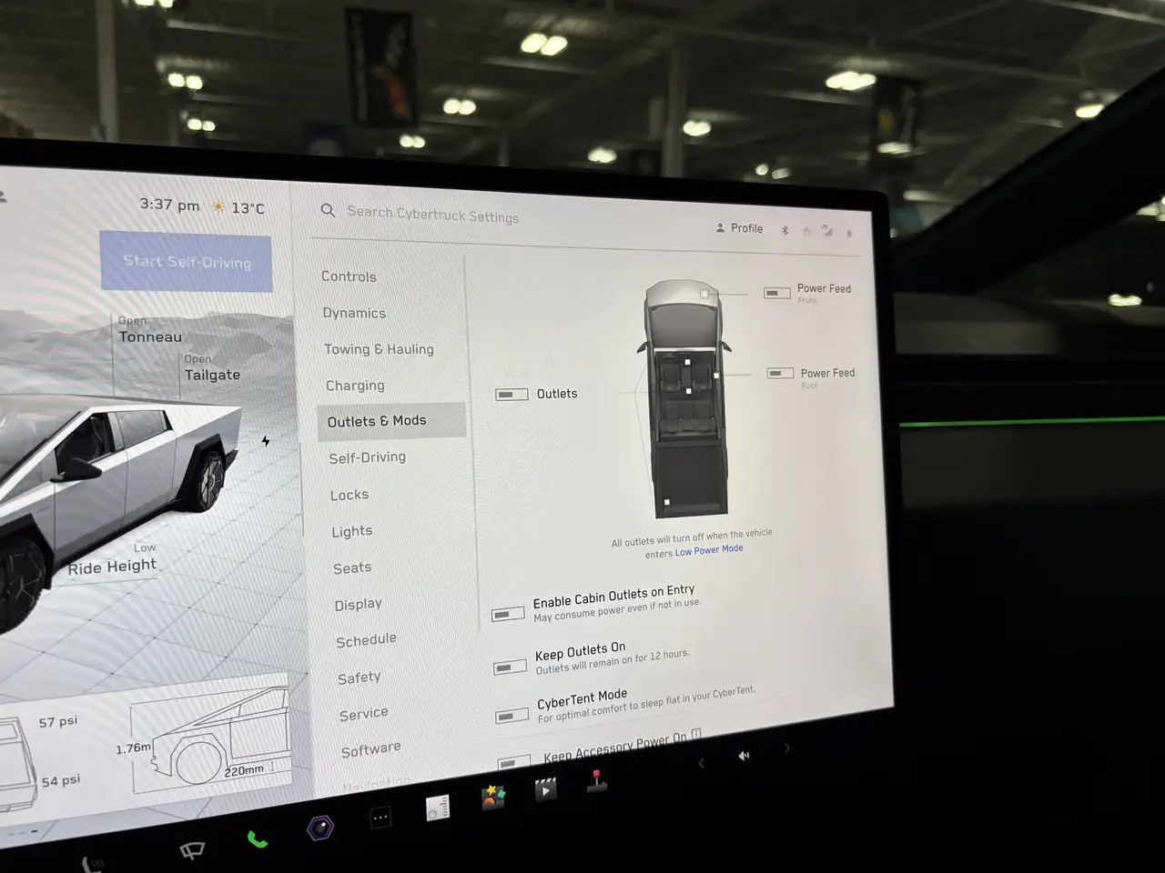 Tesla Cybertruck снимка Tesla Cybertruck