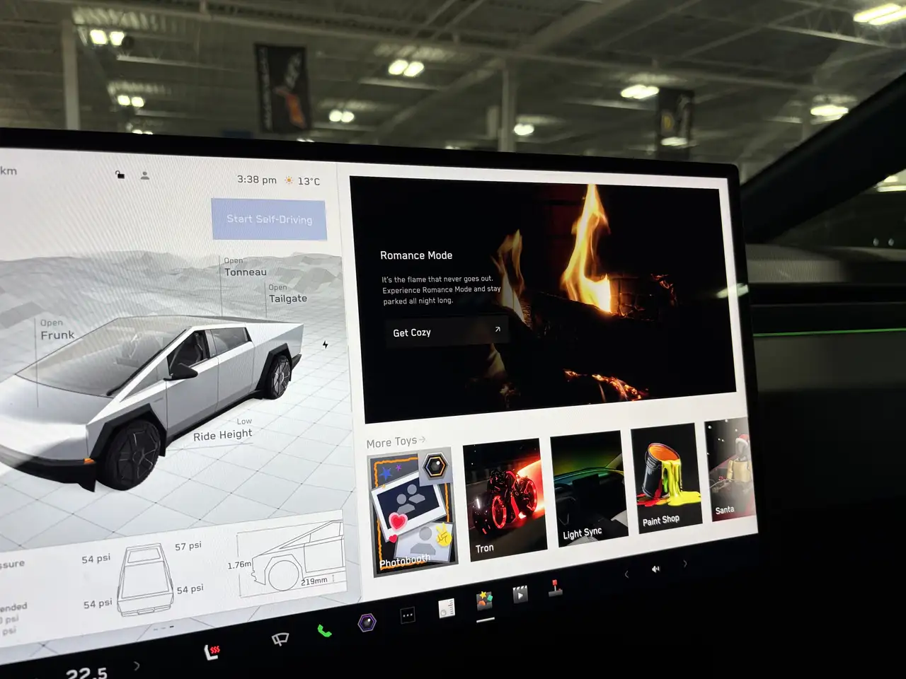 Tesla Cybertruck снимка Tesla Cybertruck