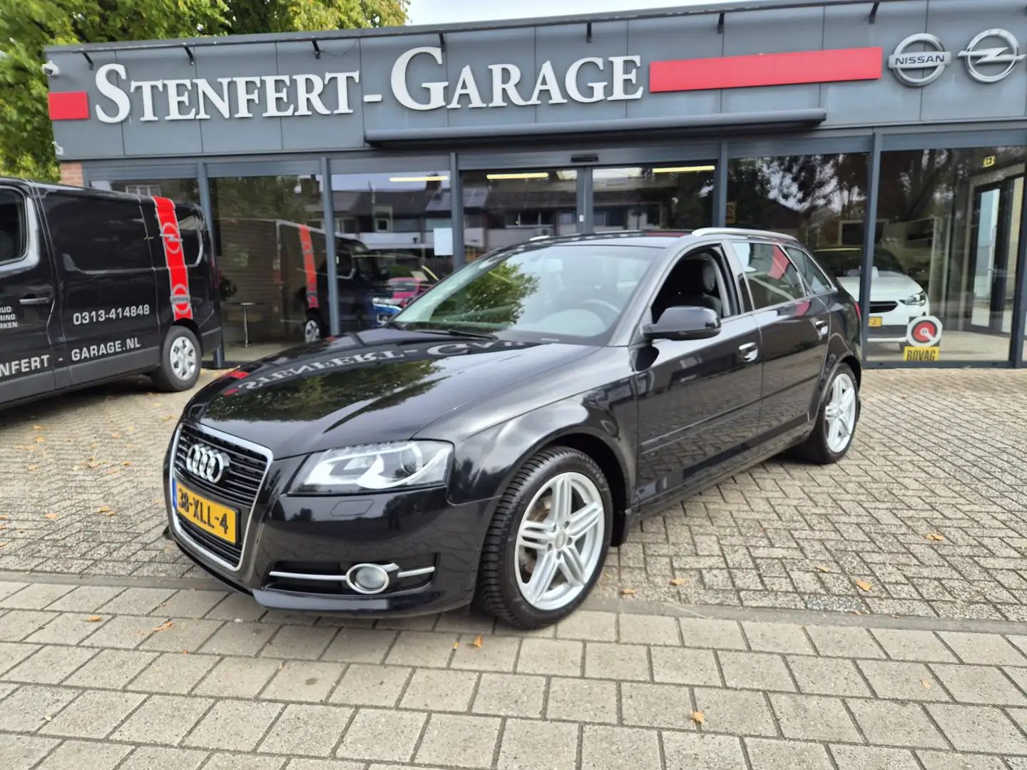 Audi A3 Sportback 1.2 TFSI Attraction Advance Zwart - 1