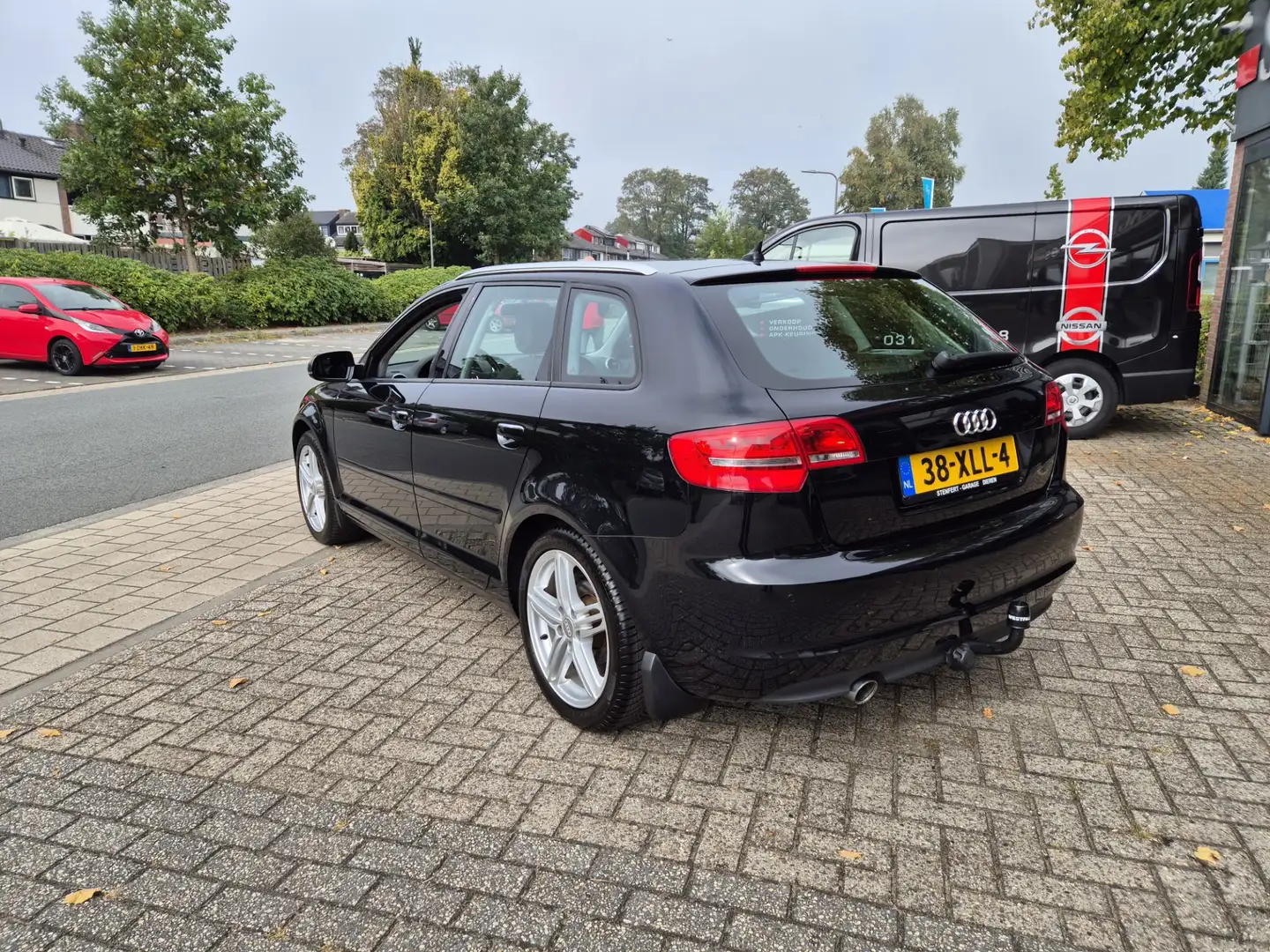Audi A3 Sportback 1.2 TFSI Attraction Advance Zwart - 2