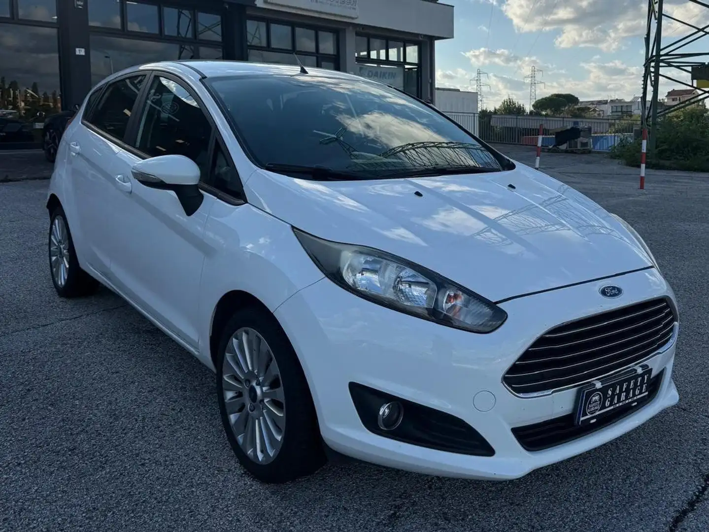 Ford Fiesta Fiesta 5p 1.4 16v Titanium Business Gpl Weiß - 1