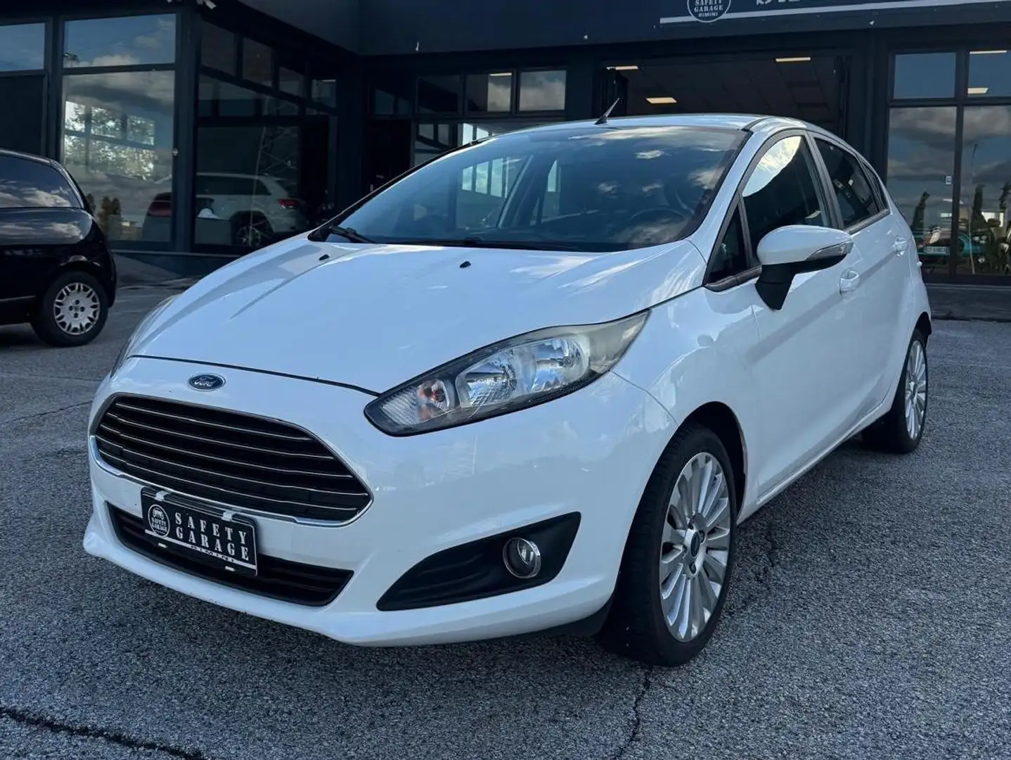 Ford Fiesta Fiesta 5p 1.4 16v Titanium Business Gpl Weiß - 2