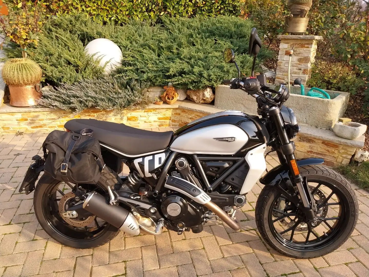 Ducati Scrambler icon Gri - 1
