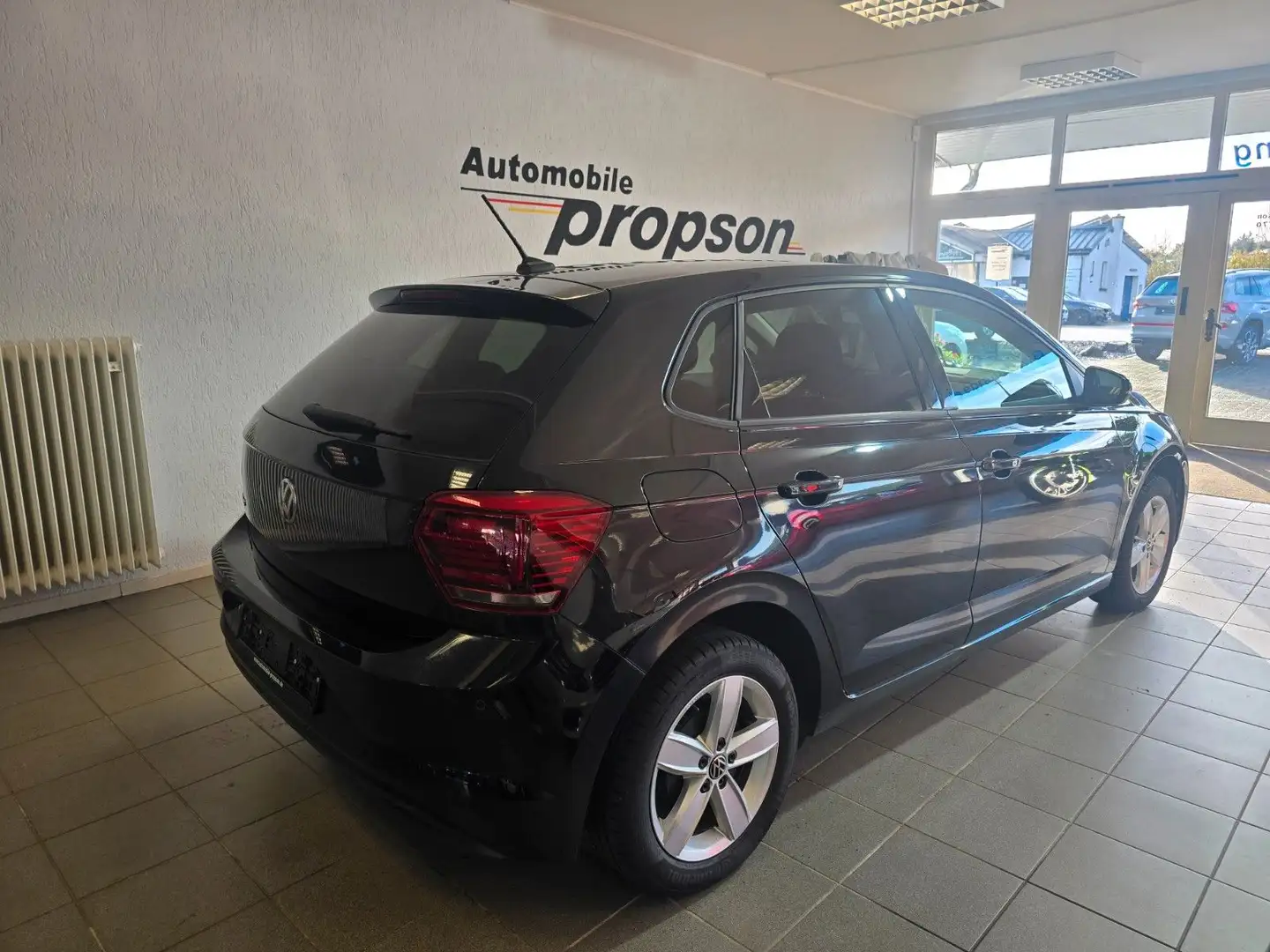 Volkswagen Polo VI 1.0 TSI Comfortline NAVI CLIMATRONIC Schwarz - 2