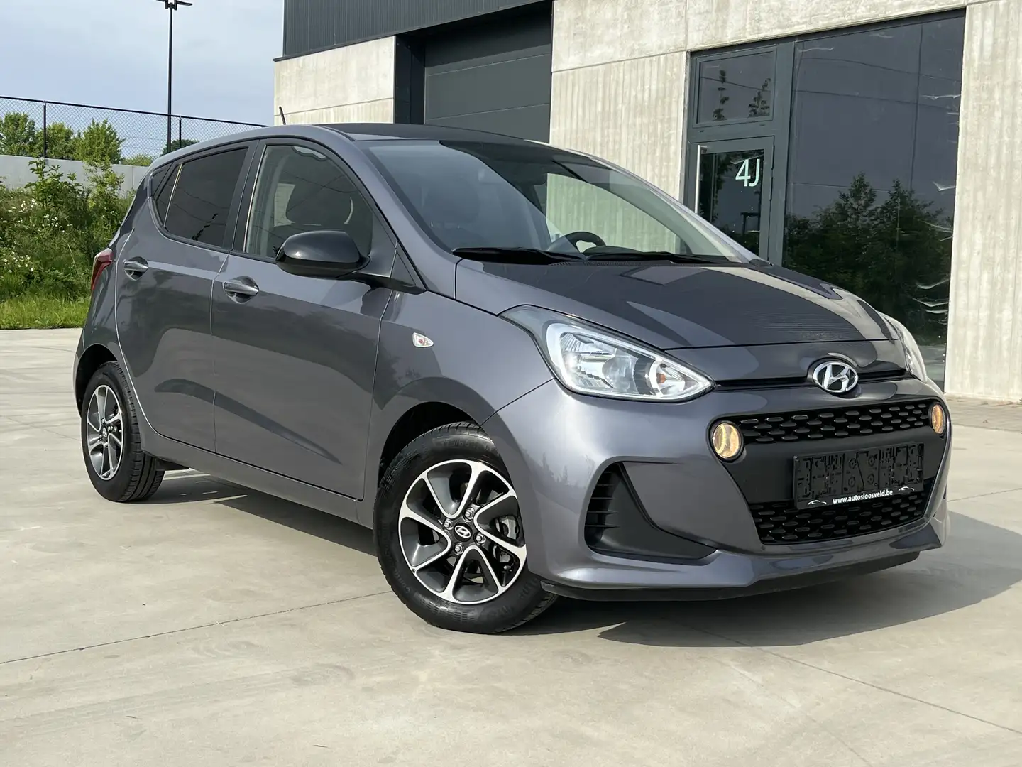 Hyundai i10 1.0i Automaat / AIRCO/ NAVI/ ALU VELG/ NEW 9600 KM Gris - 1