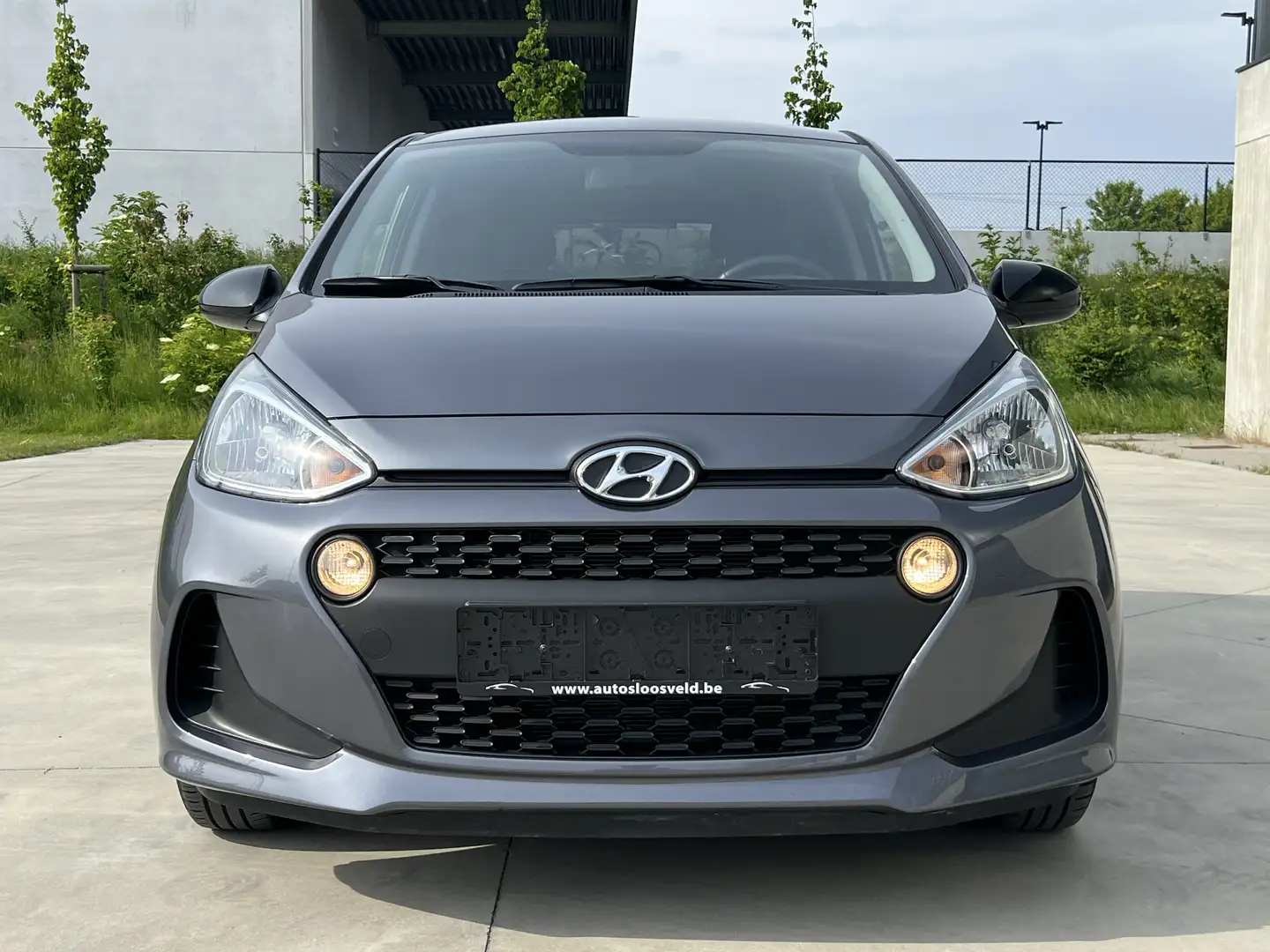 Hyundai i10 1.0i Automaat / AIRCO/ NAVI/ ALU VELG/ NEW 9600 KM Gris - 2