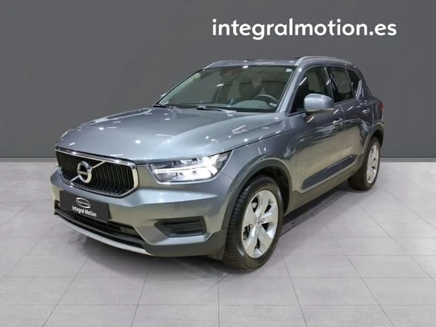 Volvo XC40 D3 Momentum Gris - 1