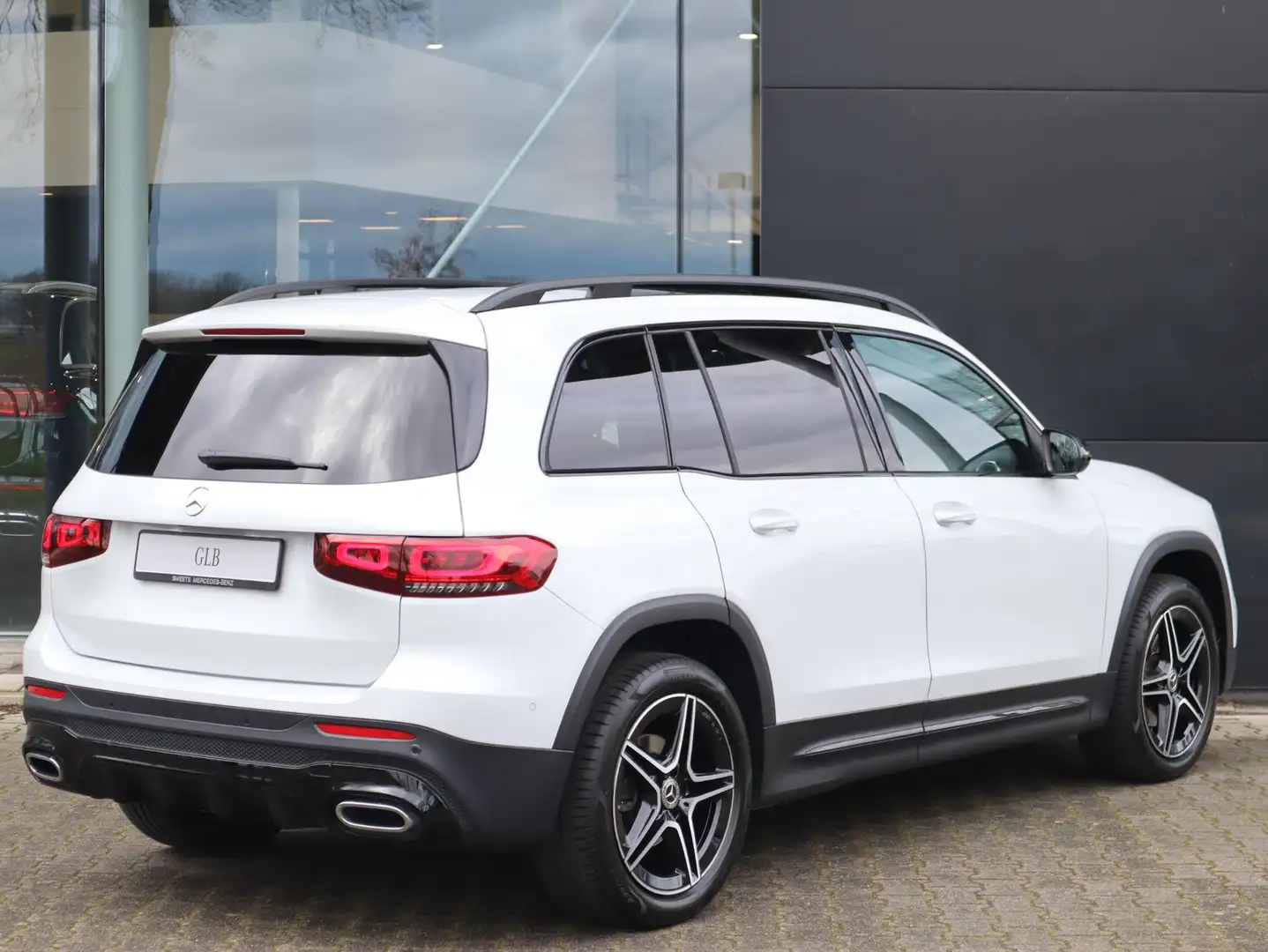 Mercedes-Benz GLB 200 AMG Line | Panoramadak | Navigatie | Camera | LED Bianco - 2